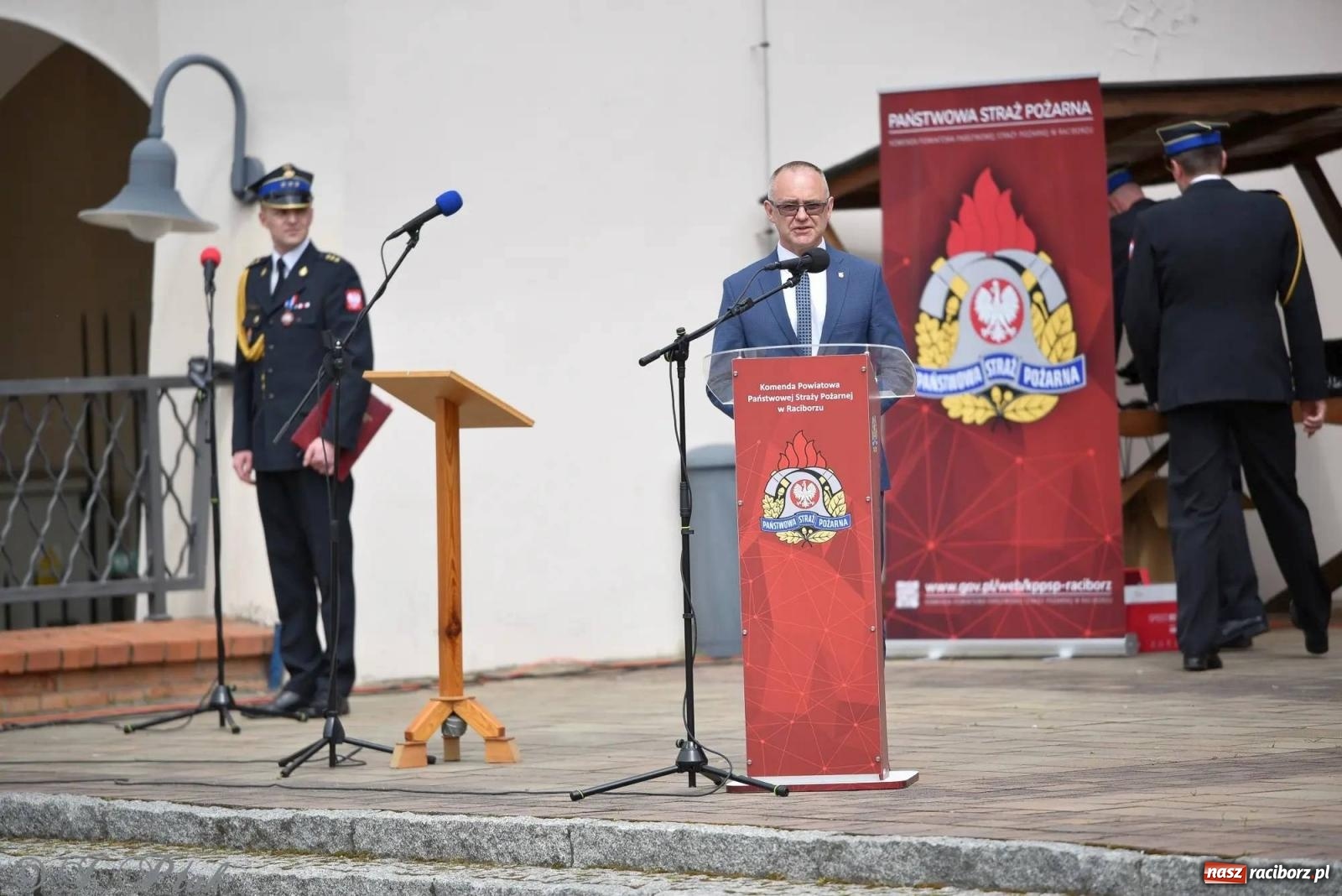 Zdjęcie w galerii na portalu naszraciborz.pl: Awanse i odznaczenia. Powiatowy Dzień Strażaka na raciborskim zamku [FOTO i WIDEO] wiadomości z regionu