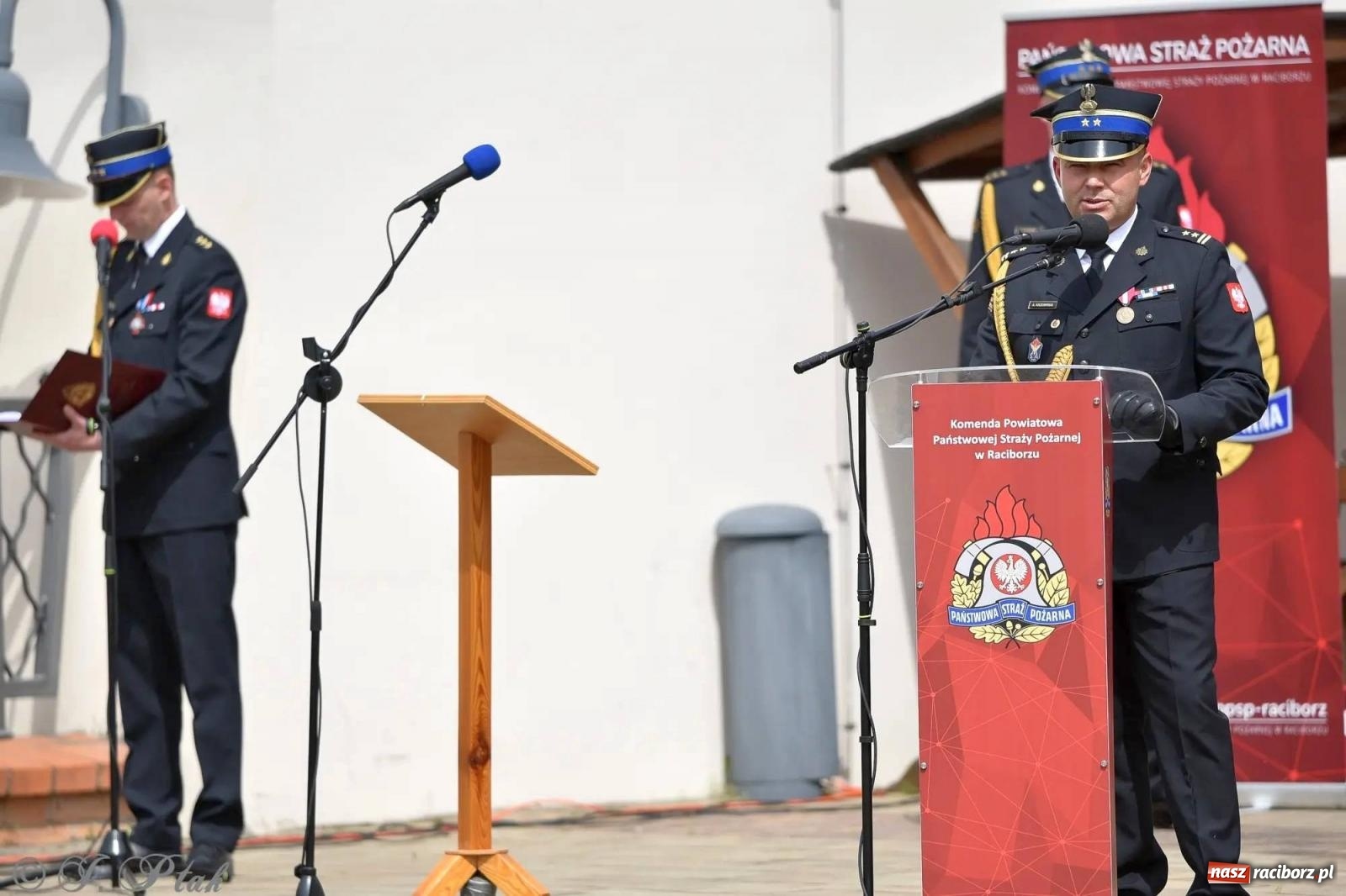 Zdjęcie w galerii na portalu naszraciborz.pl: Awanse i odznaczenia. Powiatowy Dzień Strażaka na raciborskim zamku [FOTO i WIDEO] wiadomości z regionu