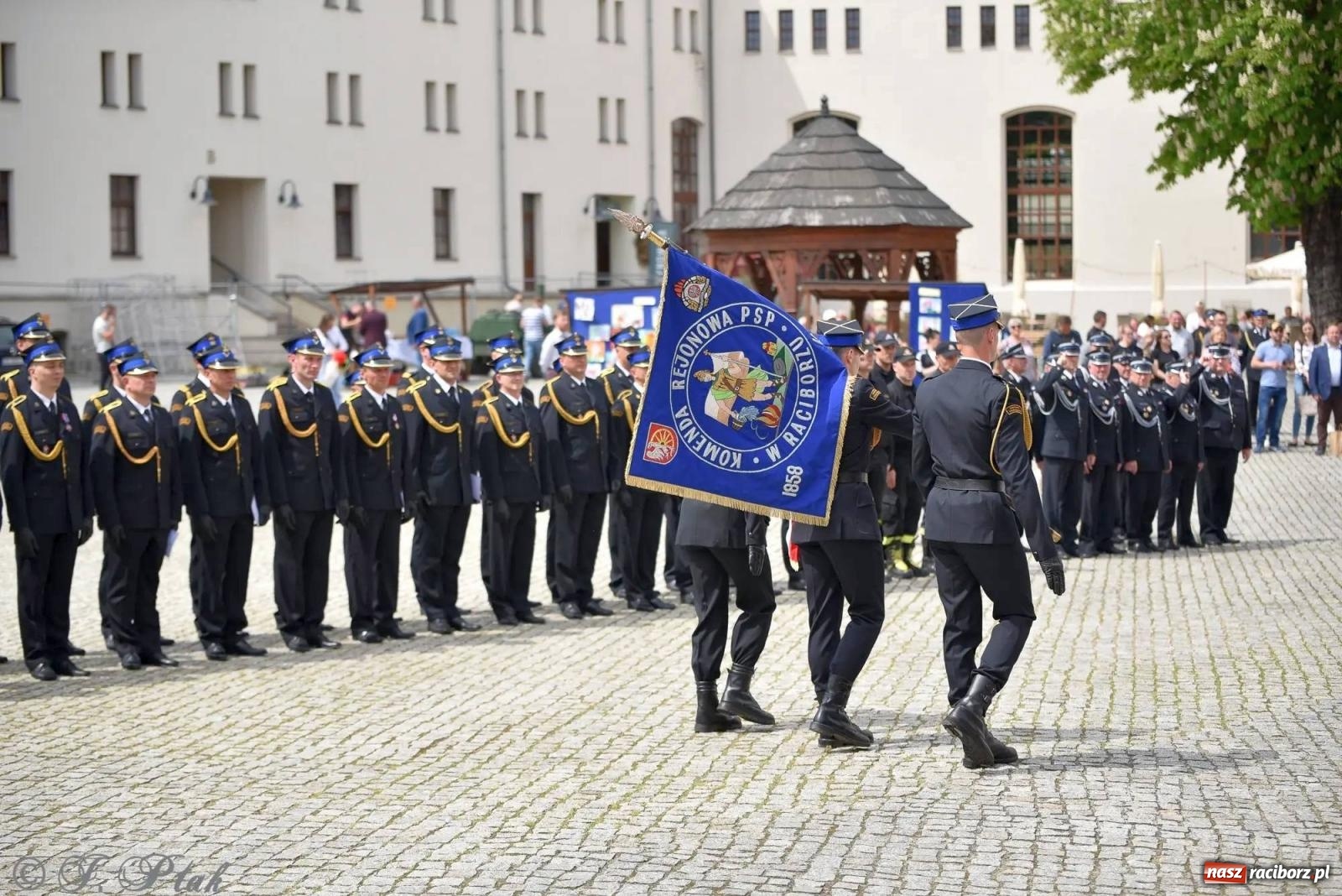 Zdjęcie w galerii na portalu naszraciborz.pl: Awanse i odznaczenia. Powiatowy Dzień Strażaka na raciborskim zamku [FOTO i WIDEO] wiadomości z regionu