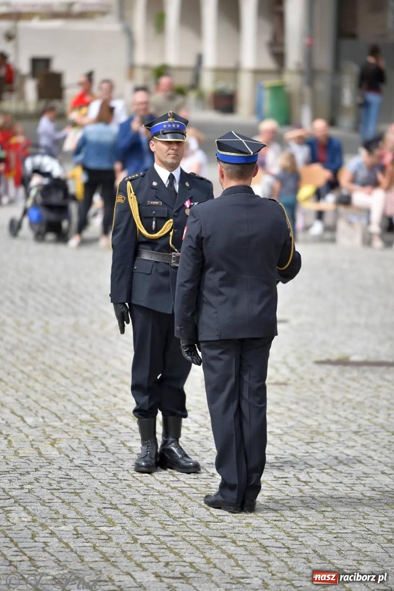 Zdjęcie w galerii na portalu naszraciborz.pl: Awanse i odznaczenia. Powiatowy Dzień Strażaka na raciborskim zamku [FOTO i WIDEO] wiadomości z regionu
