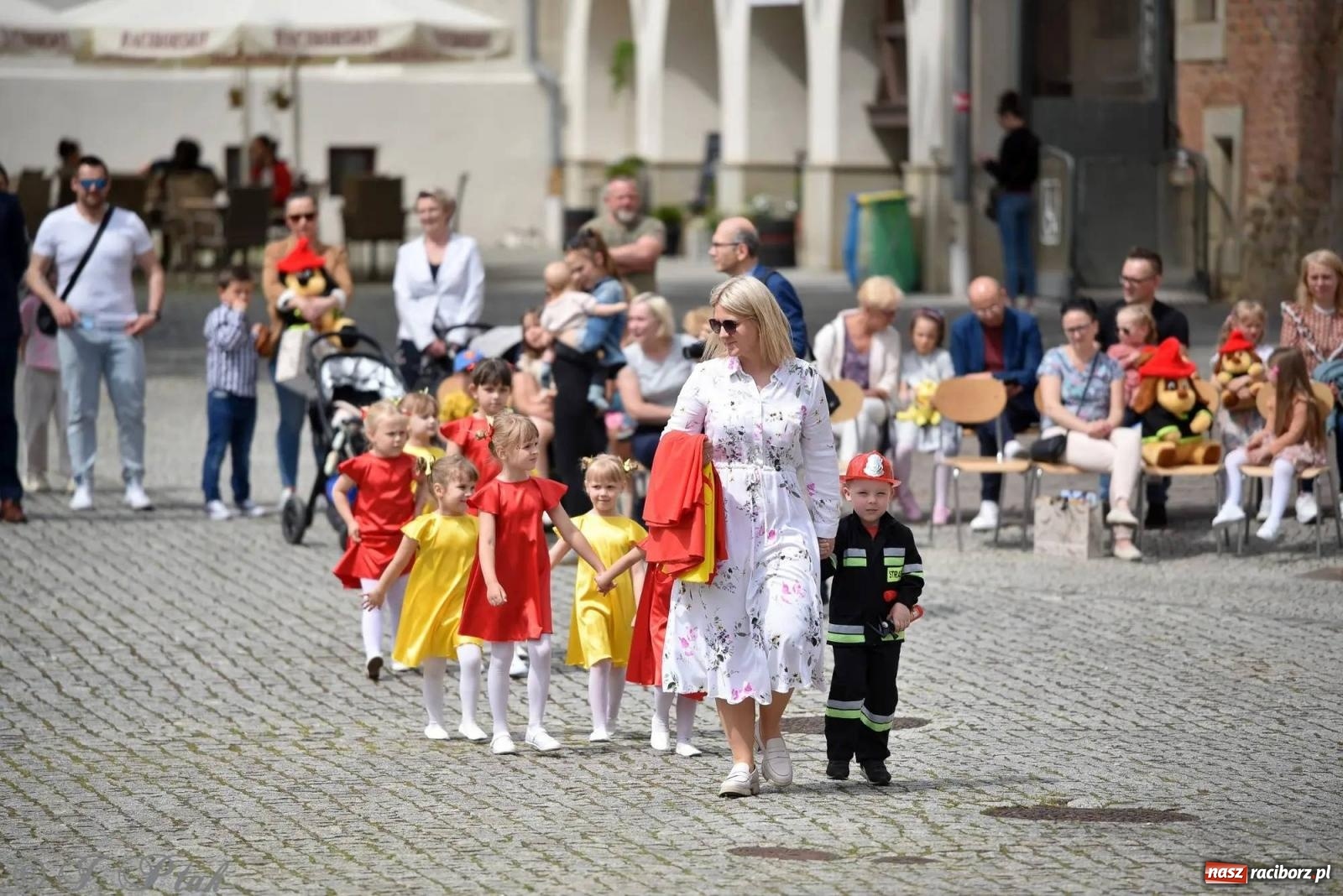 Zdjęcie w galerii na portalu naszraciborz.pl: Awanse i odznaczenia. Powiatowy Dzień Strażaka na raciborskim zamku [FOTO i WIDEO] wiadomości z regionu
