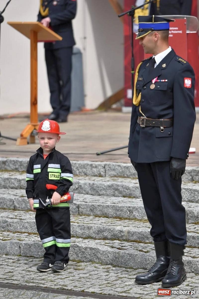 Zdjęcie w galerii na portalu naszraciborz.pl: Awanse i odznaczenia. Powiatowy Dzień Strażaka na raciborskim zamku [FOTO i WIDEO] wiadomości z regionu