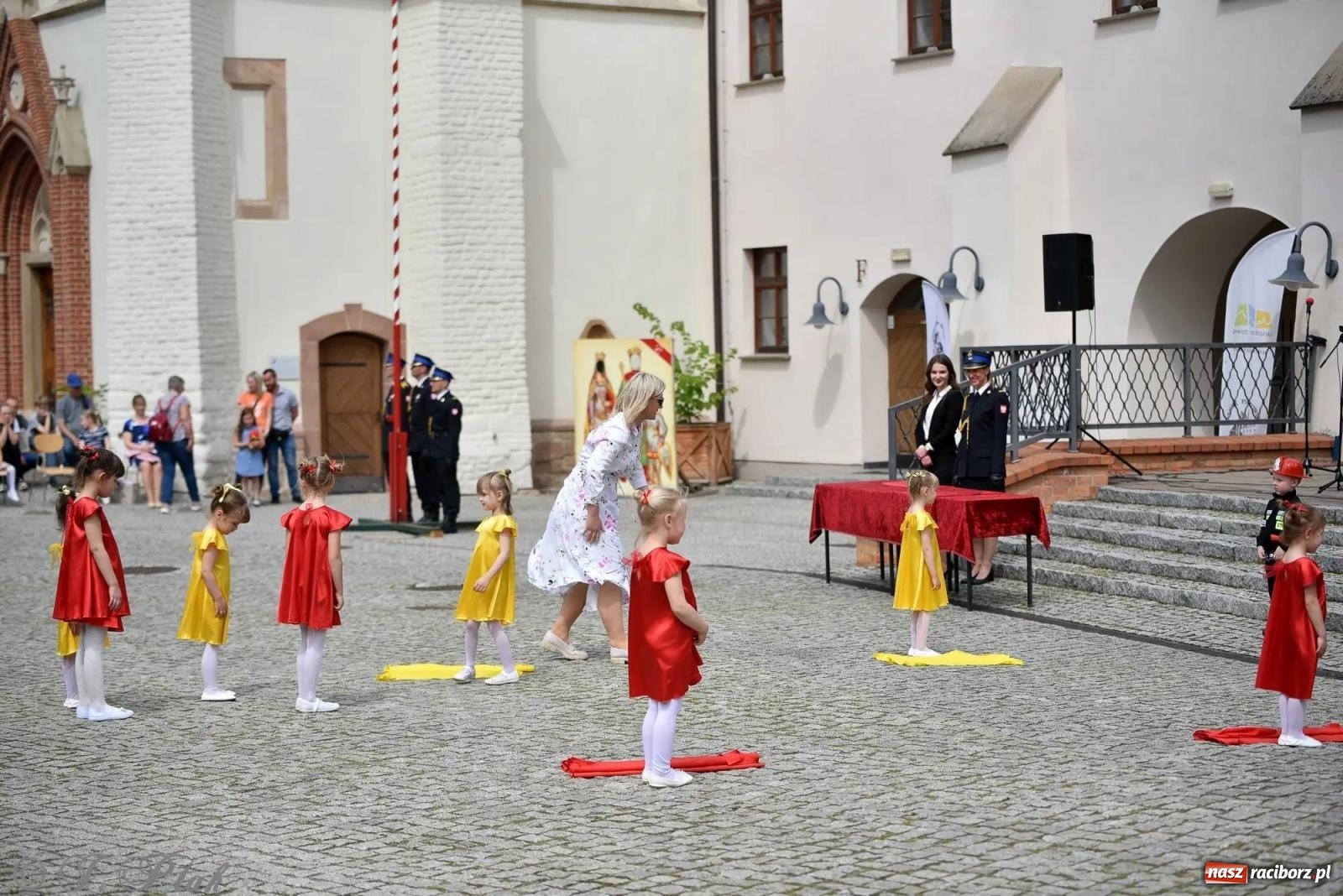 Zdjęcie w galerii na portalu naszraciborz.pl: Awanse i odznaczenia. Powiatowy Dzień Strażaka na raciborskim zamku [FOTO i WIDEO] wiadomości z regionu