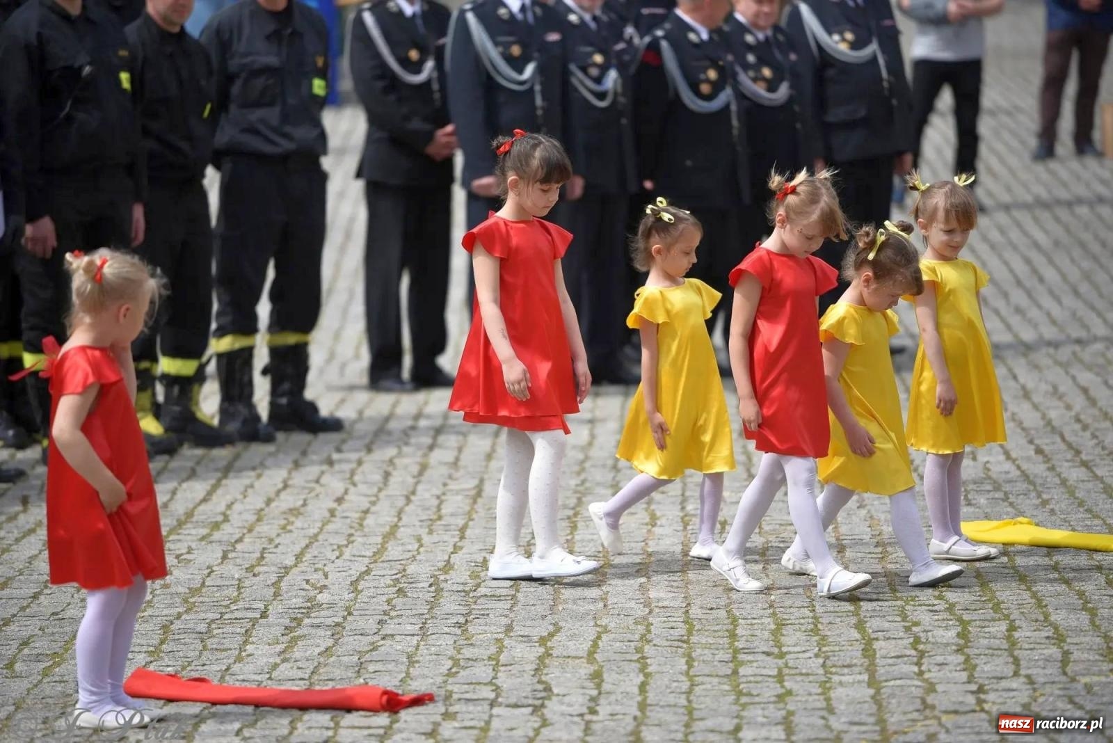 Zdjęcie w galerii na portalu naszraciborz.pl: Awanse i odznaczenia. Powiatowy Dzień Strażaka na raciborskim zamku [FOTO i WIDEO] wiadomości z regionu