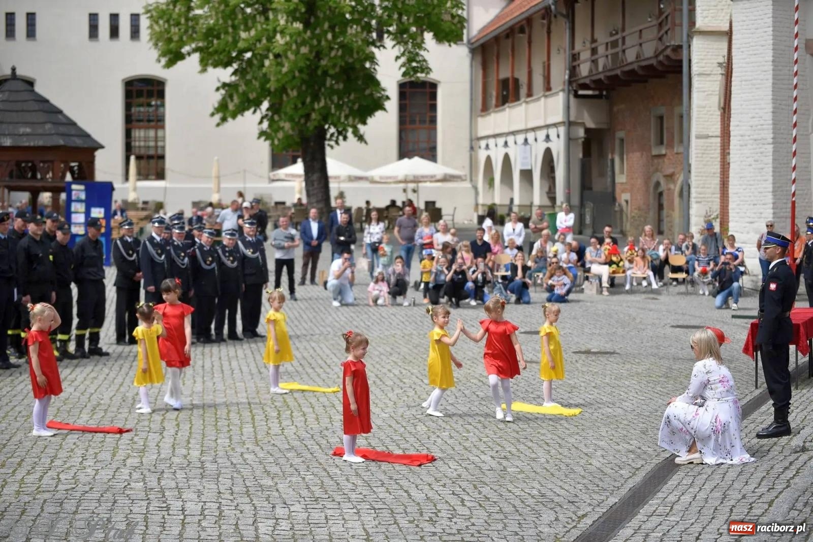 Zdjęcie w galerii na portalu naszraciborz.pl: Awanse i odznaczenia. Powiatowy Dzień Strażaka na raciborskim zamku [FOTO i WIDEO] wiadomości z regionu