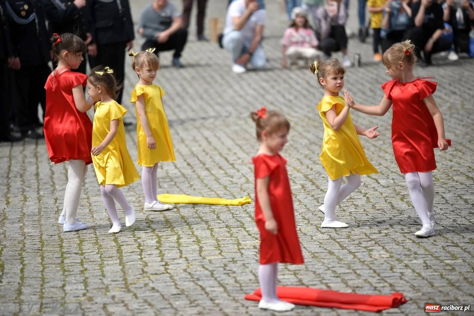 Zdjęcie w galerii na portalu naszraciborz.pl: Awanse i odznaczenia. Powiatowy Dzień Strażaka na raciborskim zamku [FOTO i WIDEO] wiadomości z regionu