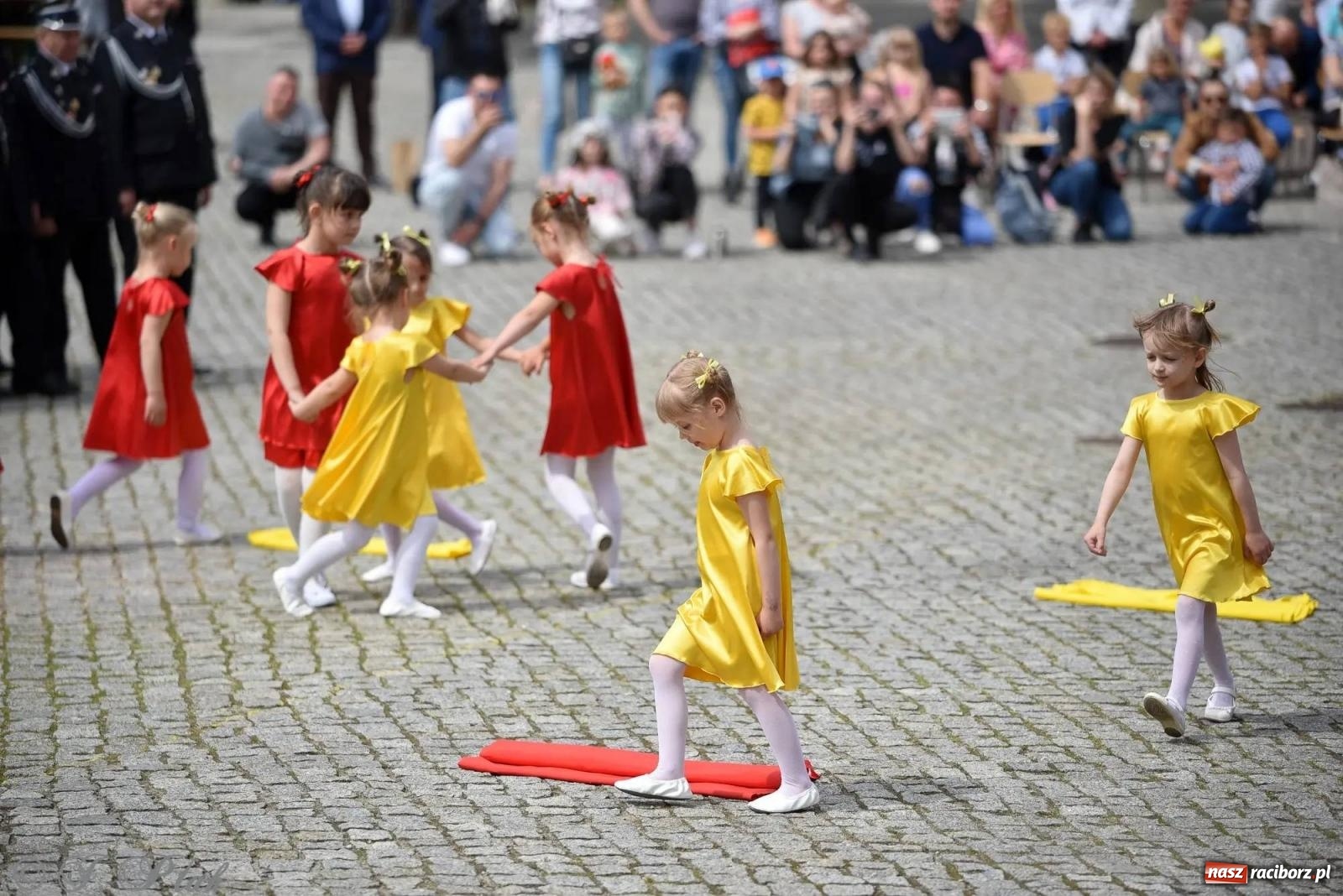 Zdjęcie w galerii na portalu naszraciborz.pl: Awanse i odznaczenia. Powiatowy Dzień Strażaka na raciborskim zamku [FOTO i WIDEO] wiadomości z regionu
