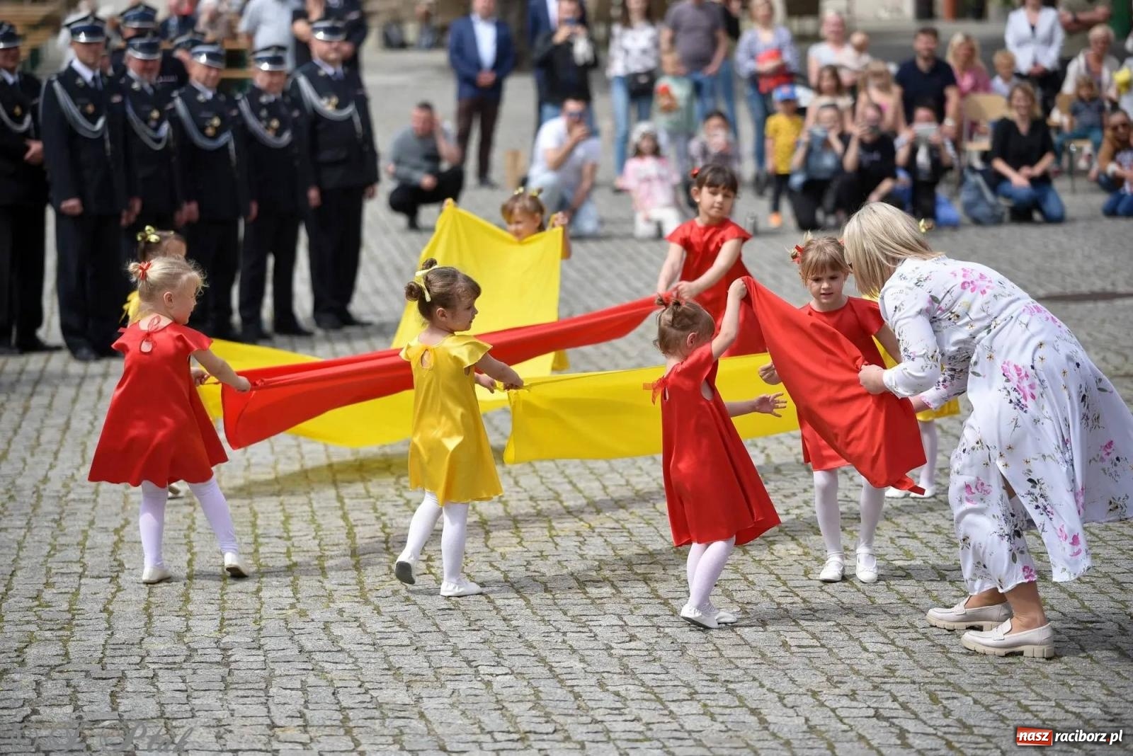 Zdjęcie w galerii na portalu naszraciborz.pl: Awanse i odznaczenia. Powiatowy Dzień Strażaka na raciborskim zamku [FOTO i WIDEO] wiadomości z regionu