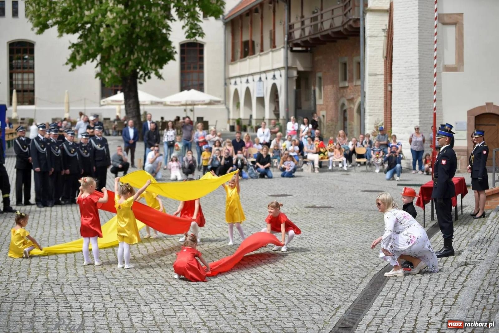 Zdjęcie w galerii na portalu naszraciborz.pl: Awanse i odznaczenia. Powiatowy Dzień Strażaka na raciborskim zamku [FOTO i WIDEO] wiadomości z regionu