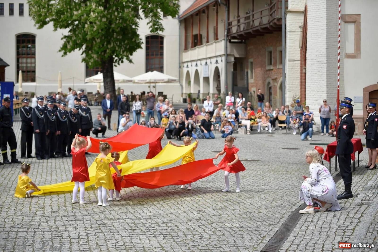 Zdjęcie w galerii na portalu naszraciborz.pl: Awanse i odznaczenia. Powiatowy Dzień Strażaka na raciborskim zamku [FOTO i WIDEO] wiadomości z regionu