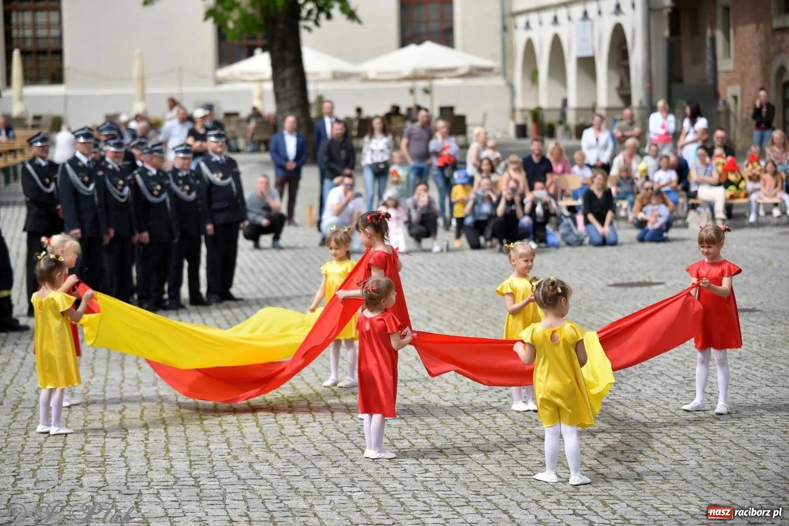 Zdjęcie w galerii na portalu naszraciborz.pl: Awanse i odznaczenia. Powiatowy Dzień Strażaka na raciborskim zamku [FOTO i WIDEO] wiadomości z regionu
