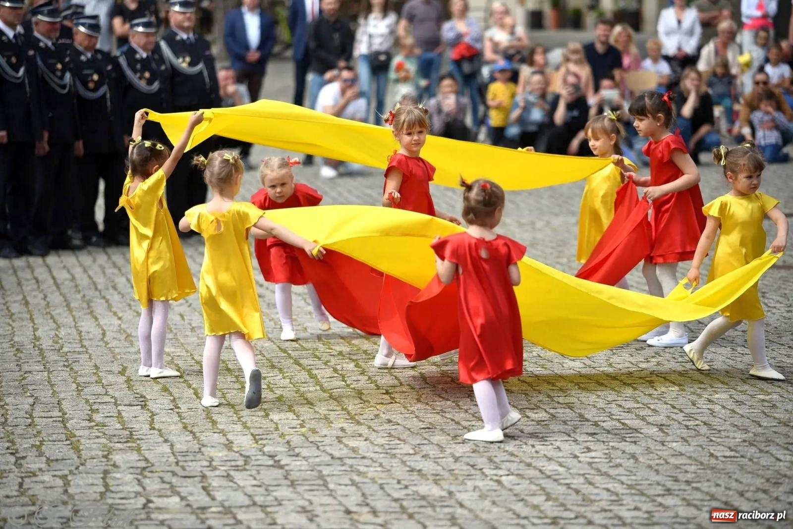 Zdjęcie w galerii na portalu naszraciborz.pl: Awanse i odznaczenia. Powiatowy Dzień Strażaka na raciborskim zamku [FOTO i WIDEO] wiadomości z regionu