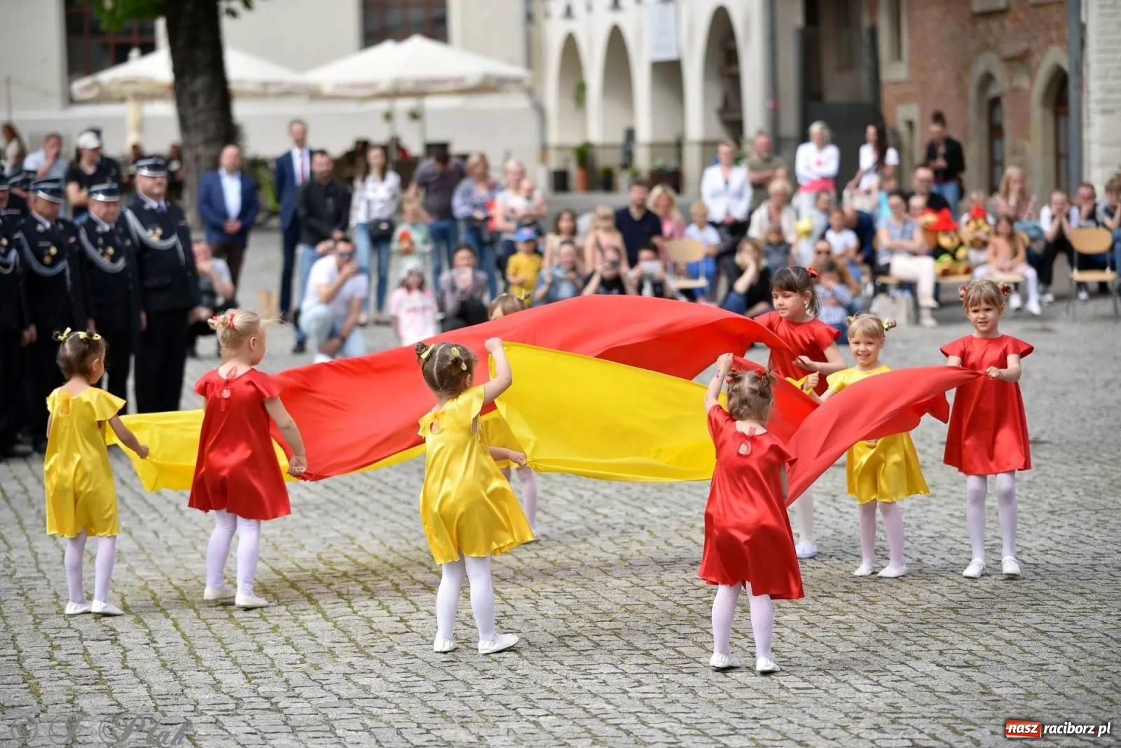 Zdjęcie w galerii na portalu naszraciborz.pl: Awanse i odznaczenia. Powiatowy Dzień Strażaka na raciborskim zamku [FOTO i WIDEO] wiadomości z regionu