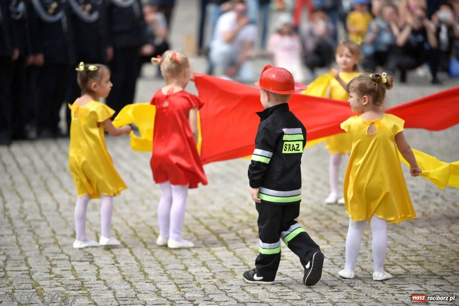 Zdjęcie w galerii na portalu naszraciborz.pl: Awanse i odznaczenia. Powiatowy Dzień Strażaka na raciborskim zamku [FOTO i WIDEO] wiadomości z regionu