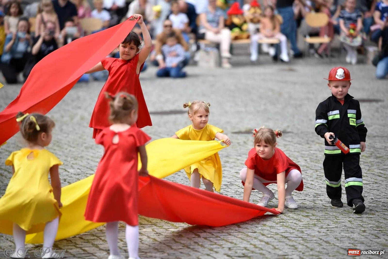 Zdjęcie w galerii na portalu naszraciborz.pl: Awanse i odznaczenia. Powiatowy Dzień Strażaka na raciborskim zamku [FOTO i WIDEO] wiadomości z regionu