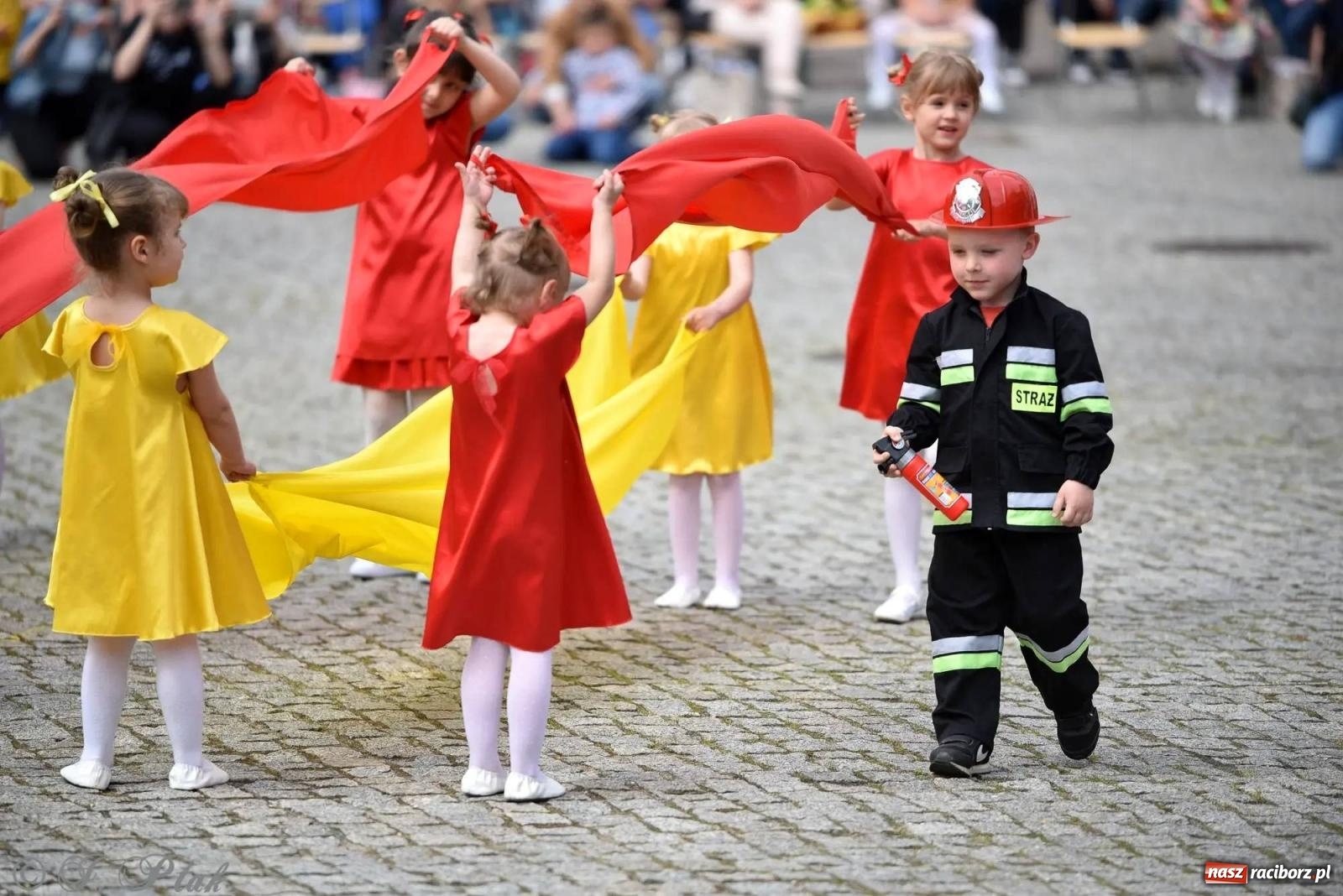 Zdjęcie w galerii na portalu naszraciborz.pl: Awanse i odznaczenia. Powiatowy Dzień Strażaka na raciborskim zamku [FOTO i WIDEO] wiadomości z regionu