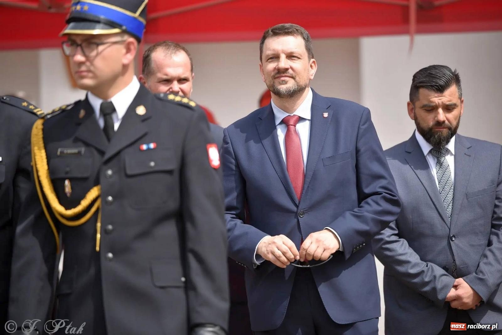 Zdjęcie w galerii na portalu naszraciborz.pl: Awanse i odznaczenia. Powiatowy Dzień Strażaka na raciborskim zamku [FOTO i WIDEO] wiadomości z regionu