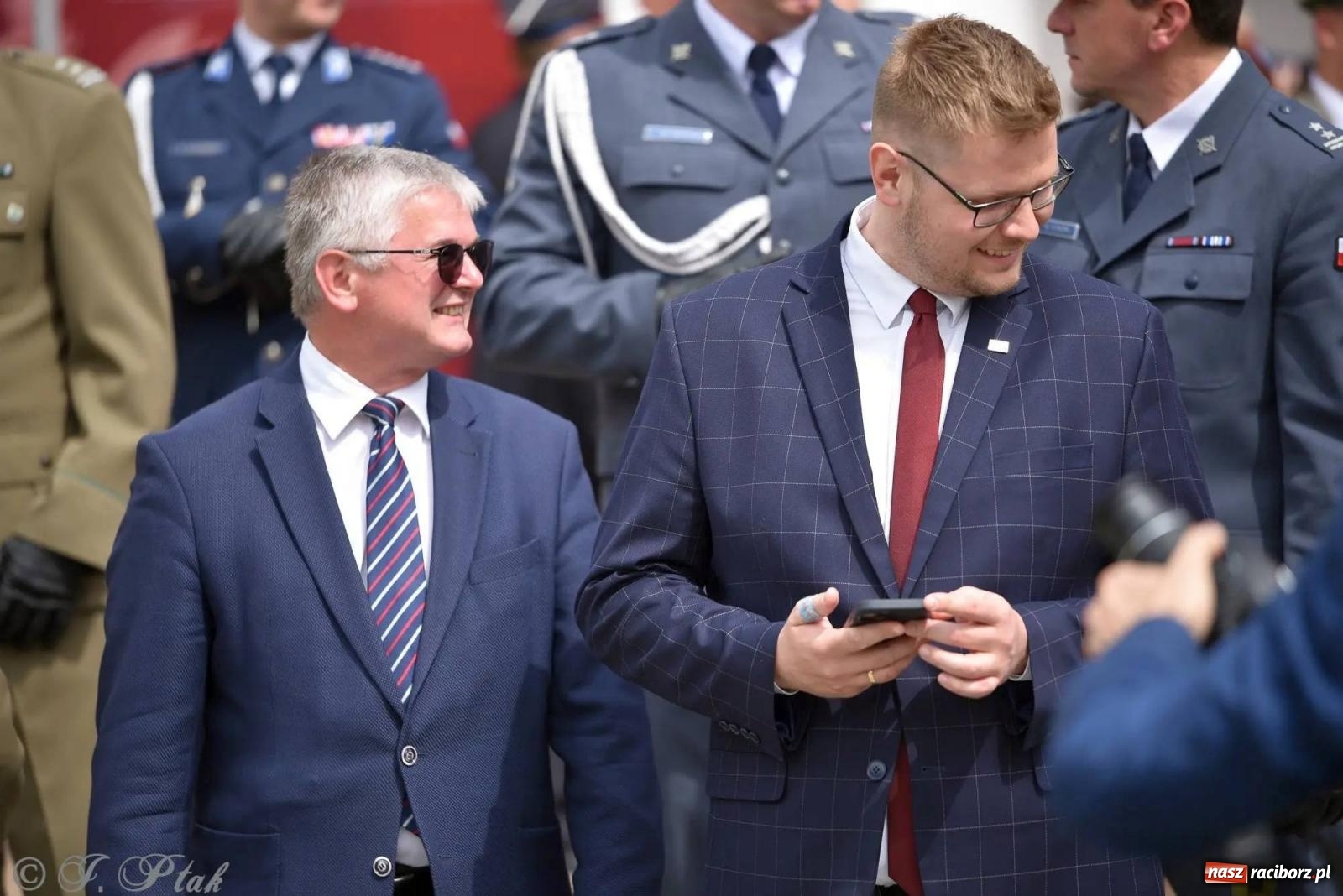 Zdjęcie w galerii na portalu naszraciborz.pl: Awanse i odznaczenia. Powiatowy Dzień Strażaka na raciborskim zamku [FOTO i WIDEO] wiadomości z regionu
