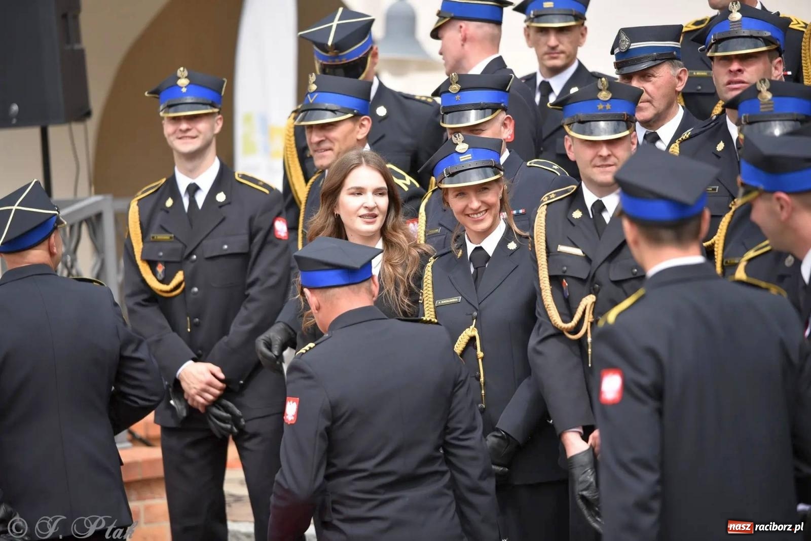 Zdjęcie w galerii na portalu naszraciborz.pl: Awanse i odznaczenia. Powiatowy Dzień Strażaka na raciborskim zamku [FOTO i WIDEO] wiadomości z regionu