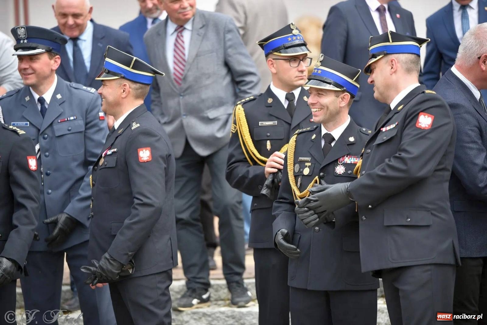 Zdjęcie w galerii na portalu naszraciborz.pl: Awanse i odznaczenia. Powiatowy Dzień Strażaka na raciborskim zamku [FOTO i WIDEO] wiadomości z regionu