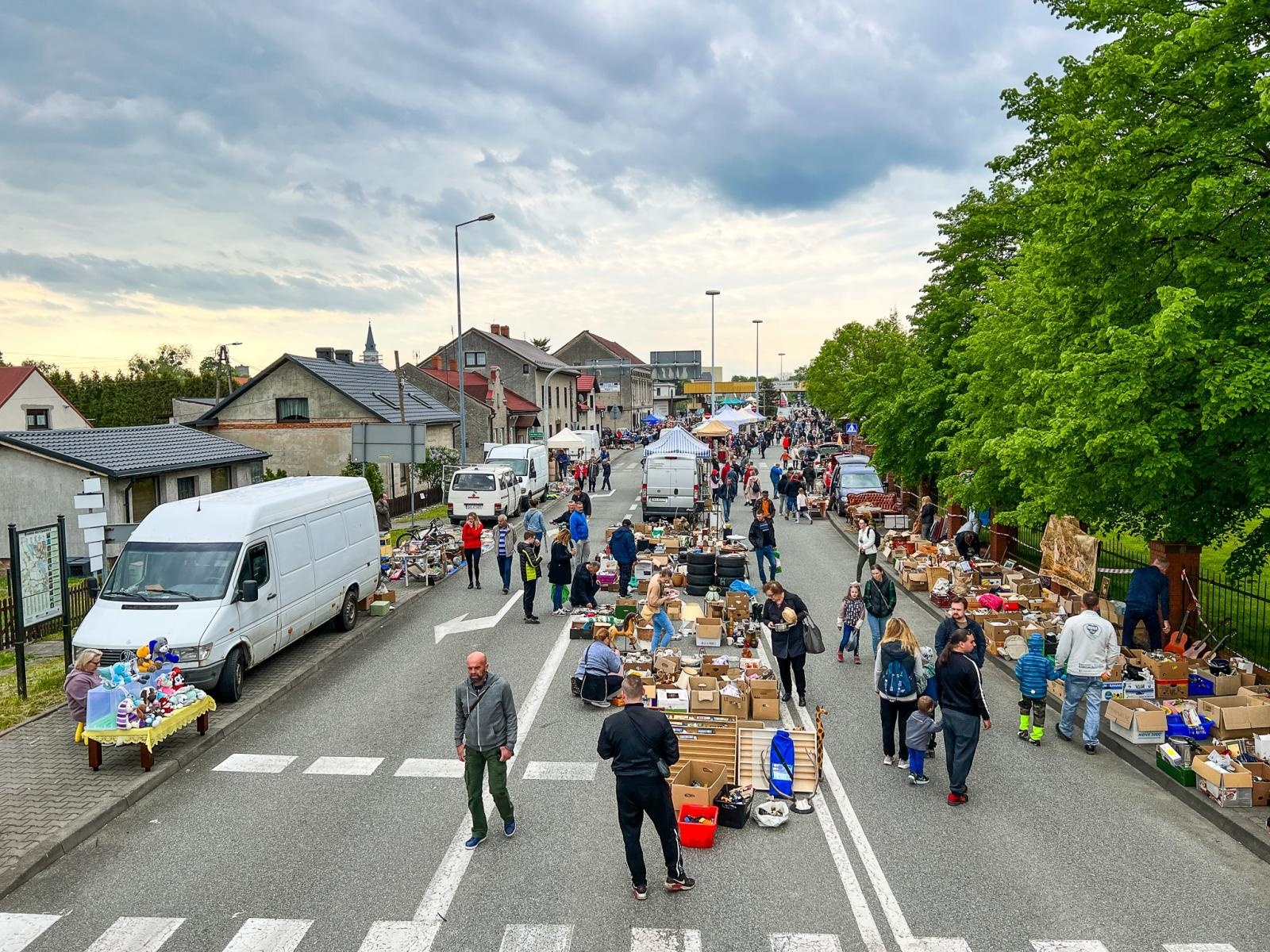 Zdjęcie w galerii na portalu naszraciborz.pl: Ruszył wielki jarmark na granicy. Przyjechał bohater programu Łowcy skarbów wiadomości z regionu