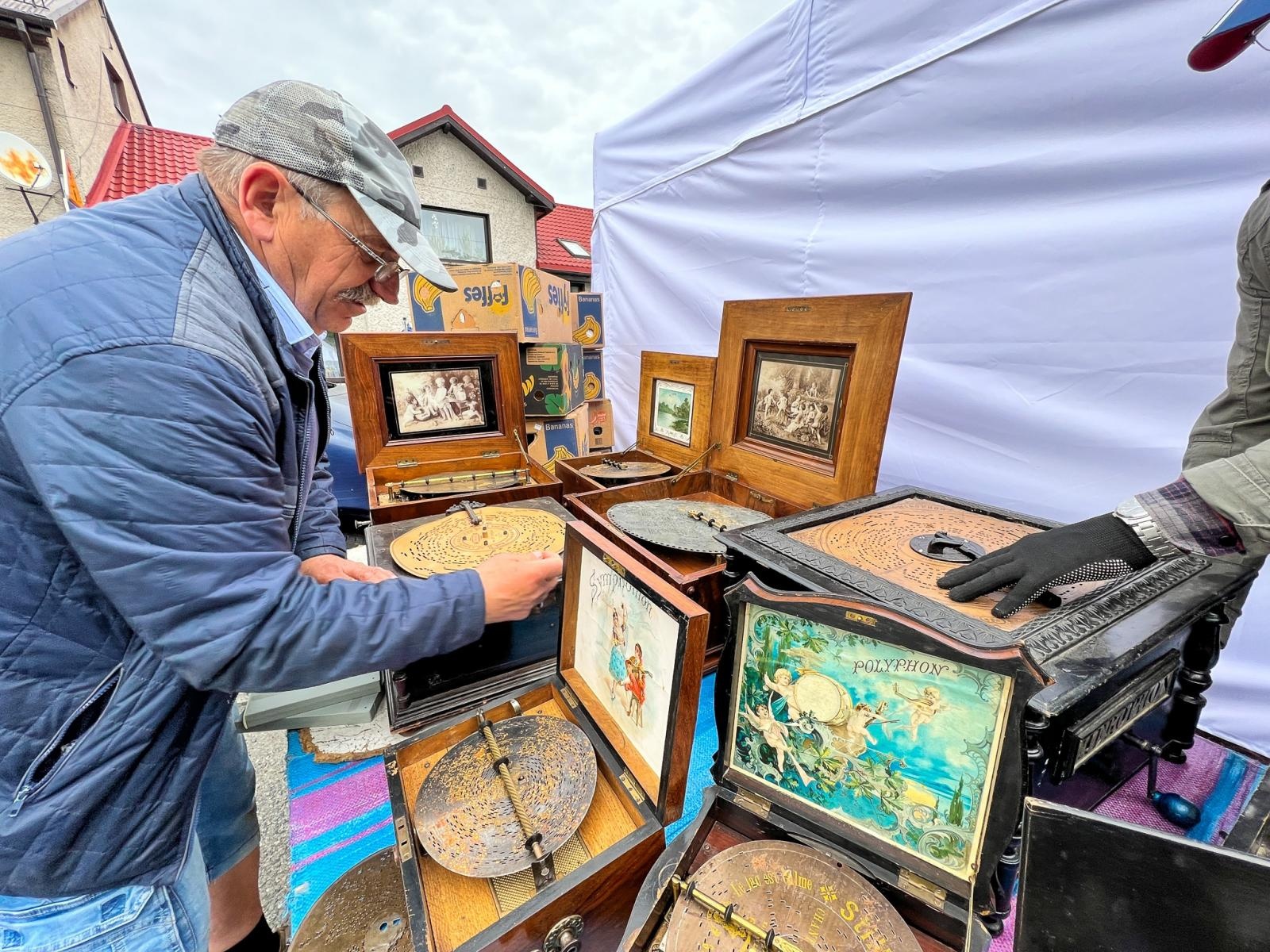 Zdjęcie w galerii na portalu naszraciborz.pl: Ruszył wielki jarmark na granicy. Przyjechał bohater programu Łowcy skarbów wiadomości z regionu