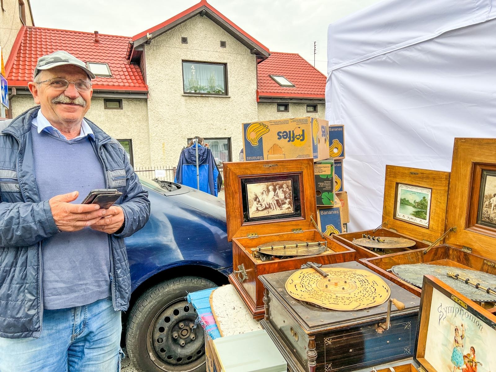 Zdjęcie w galerii na portalu naszraciborz.pl: Ruszył wielki jarmark na granicy. Przyjechał bohater programu Łowcy skarbów wiadomości z regionu
