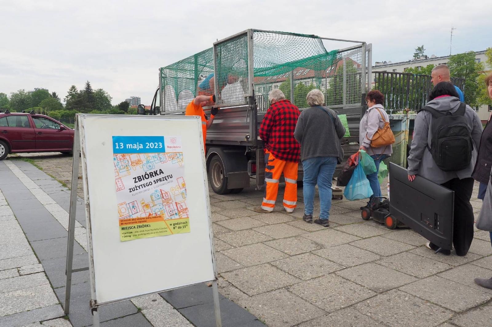 Zdjęcie w galerii na portalu naszraciborz.pl: Od rana ogromne kolejki w dwóch miejscach w Raciborzu wiadomości z regionu