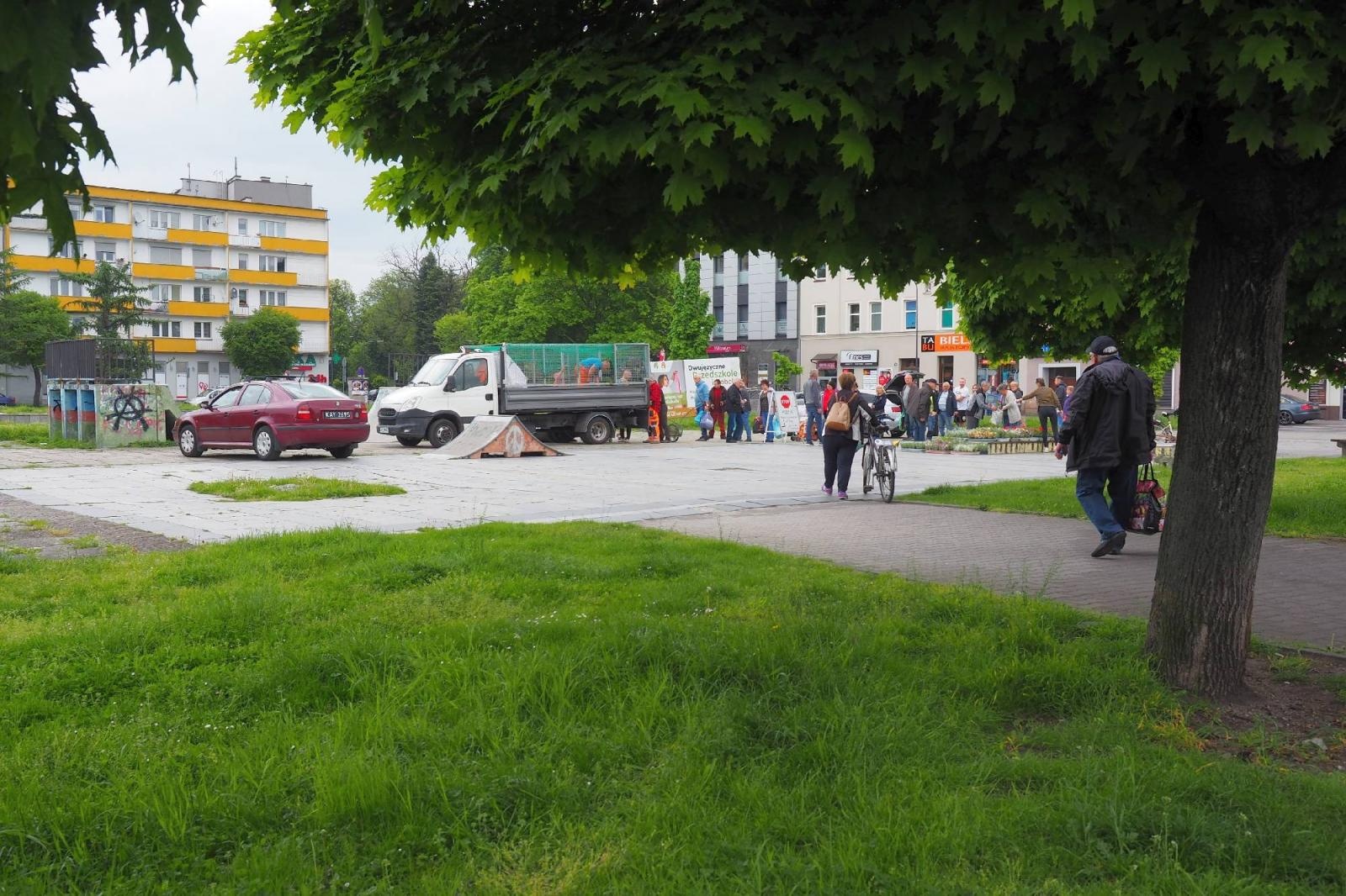 Zdjęcie w galerii na portalu naszraciborz.pl: Od rana ogromne kolejki w dwóch miejscach w Raciborzu wiadomości z regionu