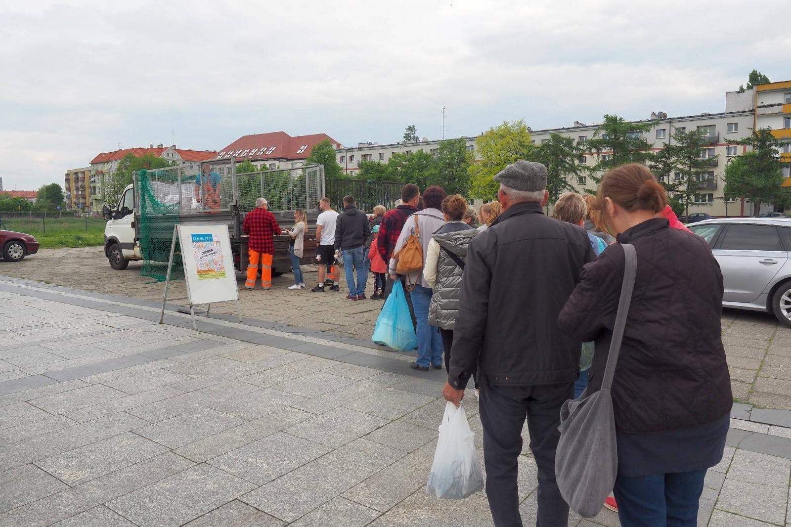Zdjęcie w galerii na portalu naszraciborz.pl: Od rana ogromne kolejki w dwóch miejscach w Raciborzu wiadomości z regionu