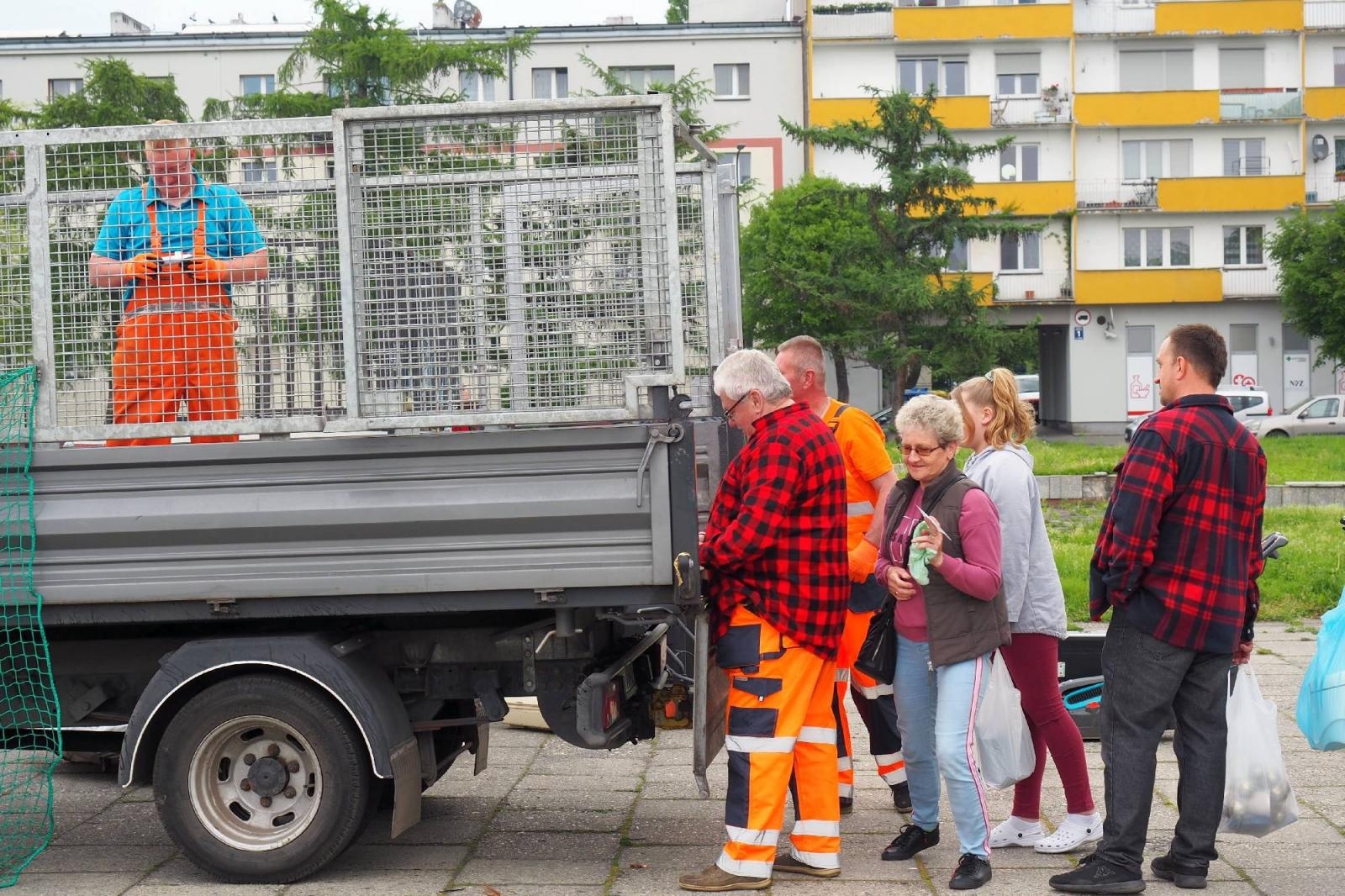 Zdjęcie w galerii na portalu naszraciborz.pl: Od rana ogromne kolejki w dwóch miejscach w Raciborzu wiadomości z regionu