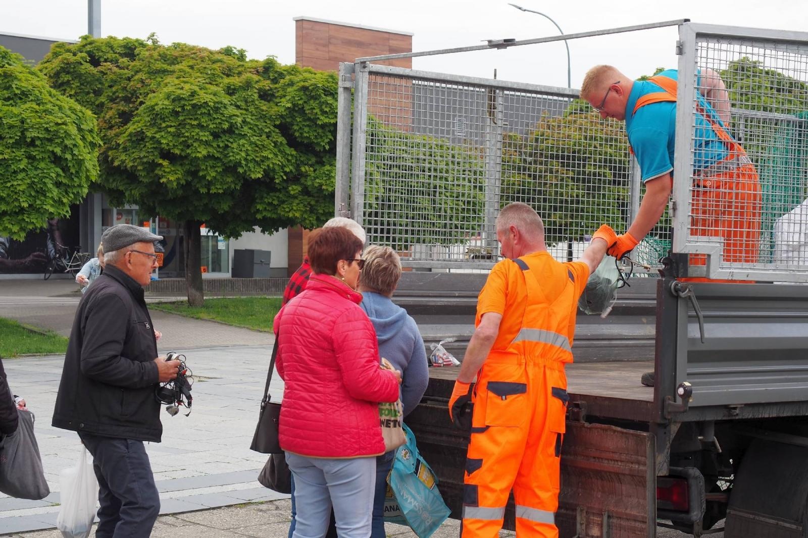 Zdjęcie w galerii na portalu naszraciborz.pl: Od rana ogromne kolejki w dwóch miejscach w Raciborzu wiadomości z regionu