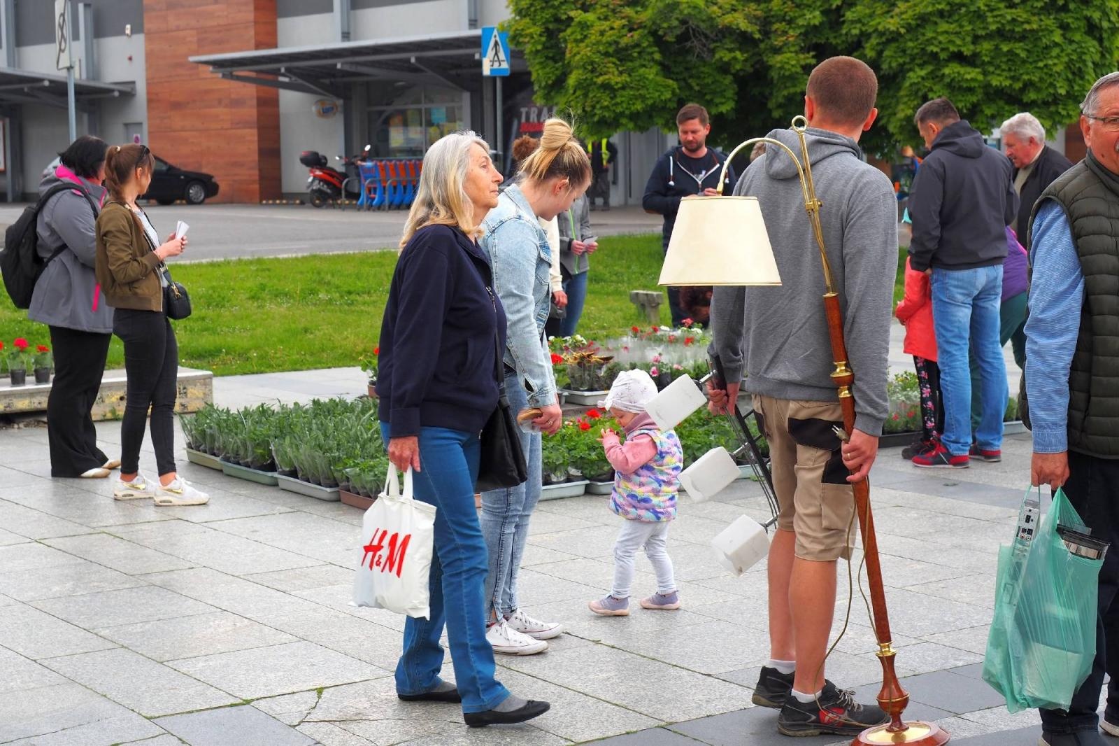Zdjęcie w galerii na portalu naszraciborz.pl: Od rana ogromne kolejki w dwóch miejscach w Raciborzu wiadomości z regionu