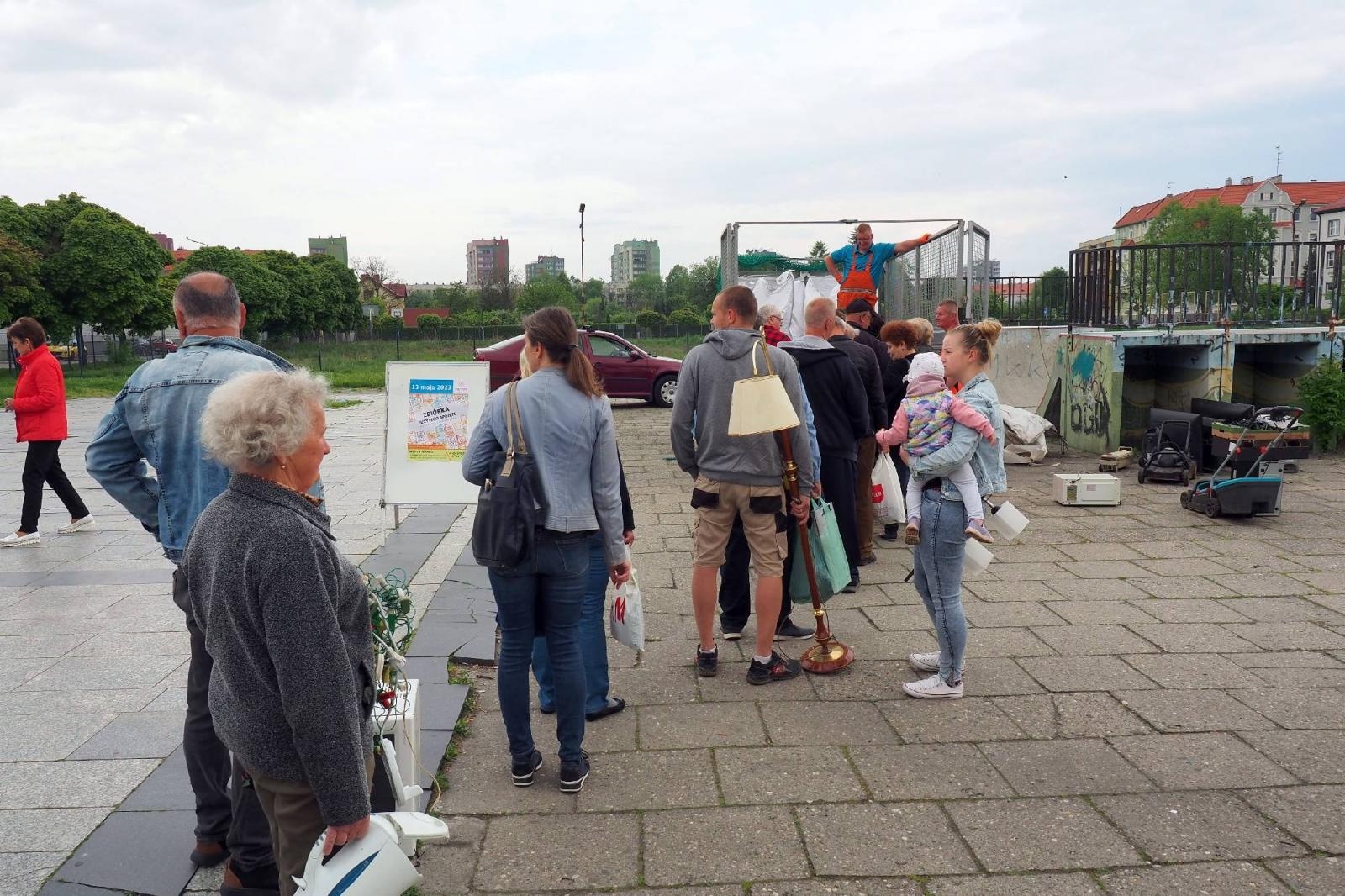 Zdjęcie w galerii na portalu naszraciborz.pl: Od rana ogromne kolejki w dwóch miejscach w Raciborzu wiadomości z regionu