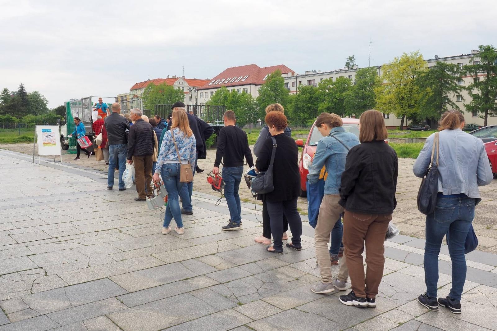 Zdjęcie w galerii na portalu naszraciborz.pl: Od rana ogromne kolejki w dwóch miejscach w Raciborzu wiadomości z regionu