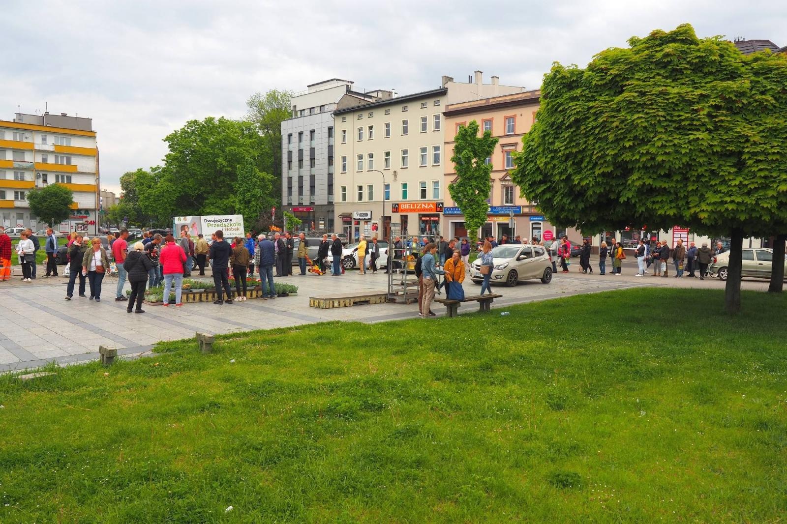 Zdjęcie w galerii na portalu naszraciborz.pl: Od rana ogromne kolejki w dwóch miejscach w Raciborzu wiadomości z regionu