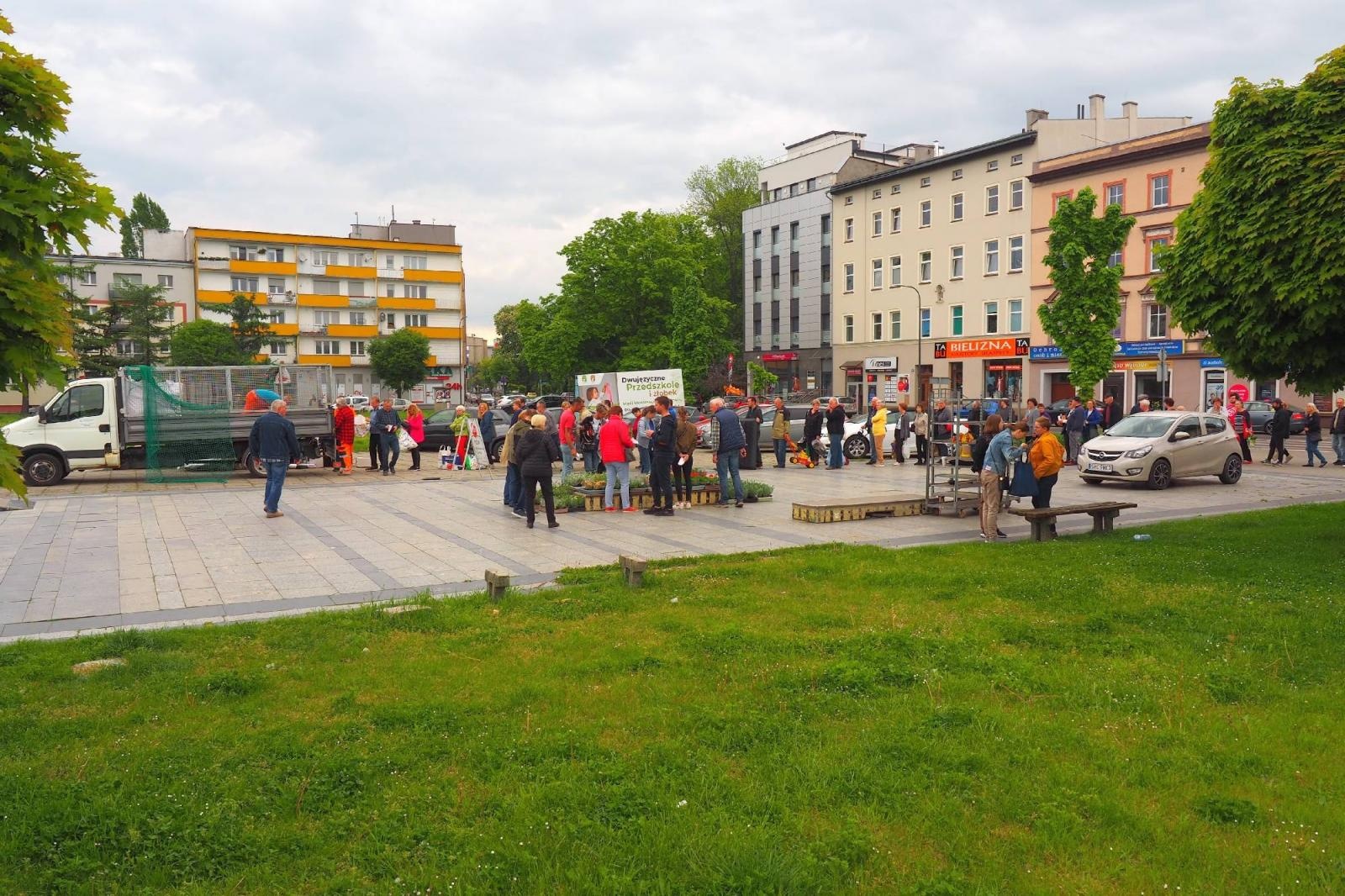Zdjęcie w galerii na portalu naszraciborz.pl: Od rana ogromne kolejki w dwóch miejscach w Raciborzu wiadomości z regionu