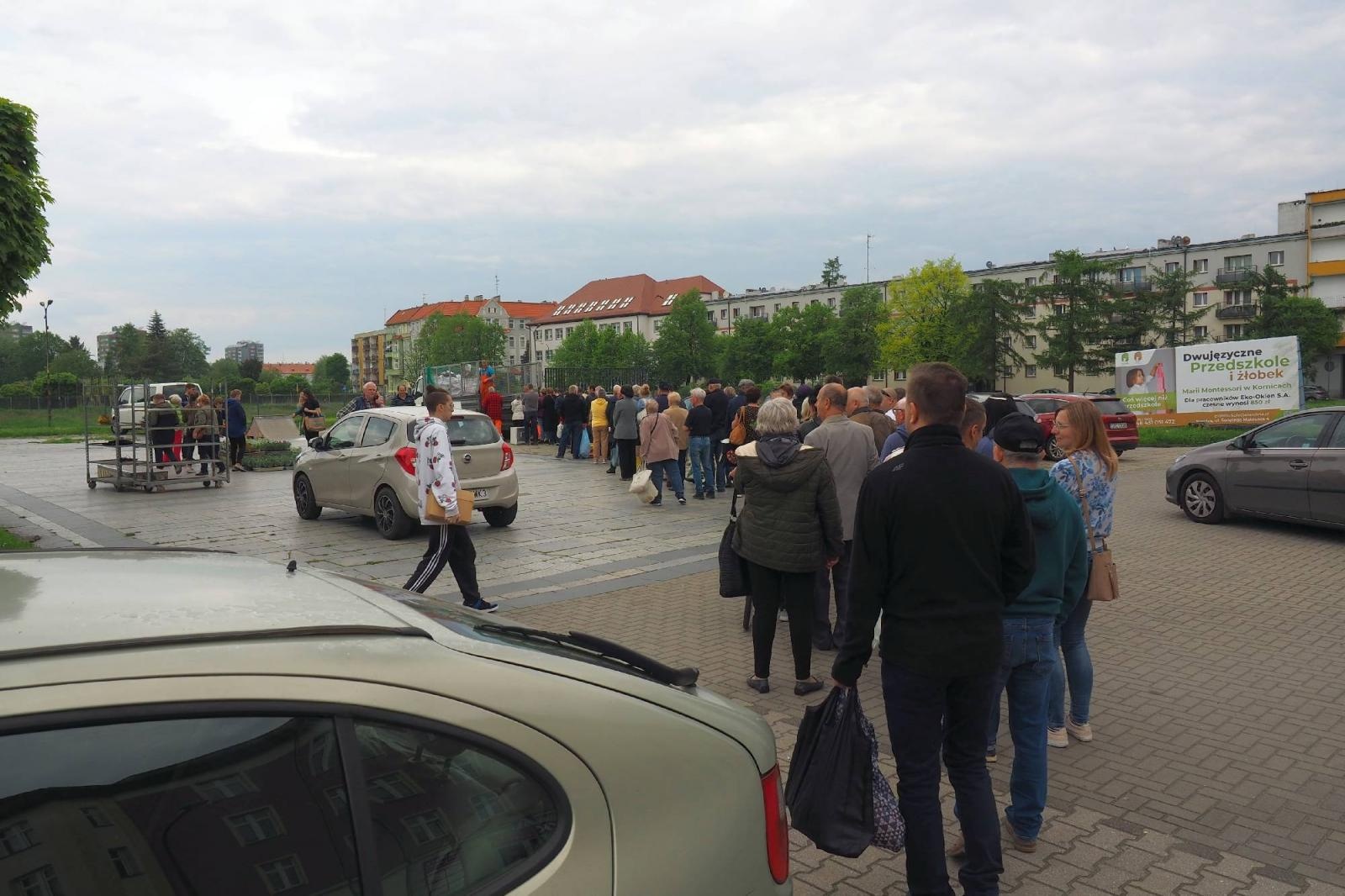 Zdjęcie w galerii na portalu naszraciborz.pl: Od rana ogromne kolejki w dwóch miejscach w Raciborzu wiadomości z regionu