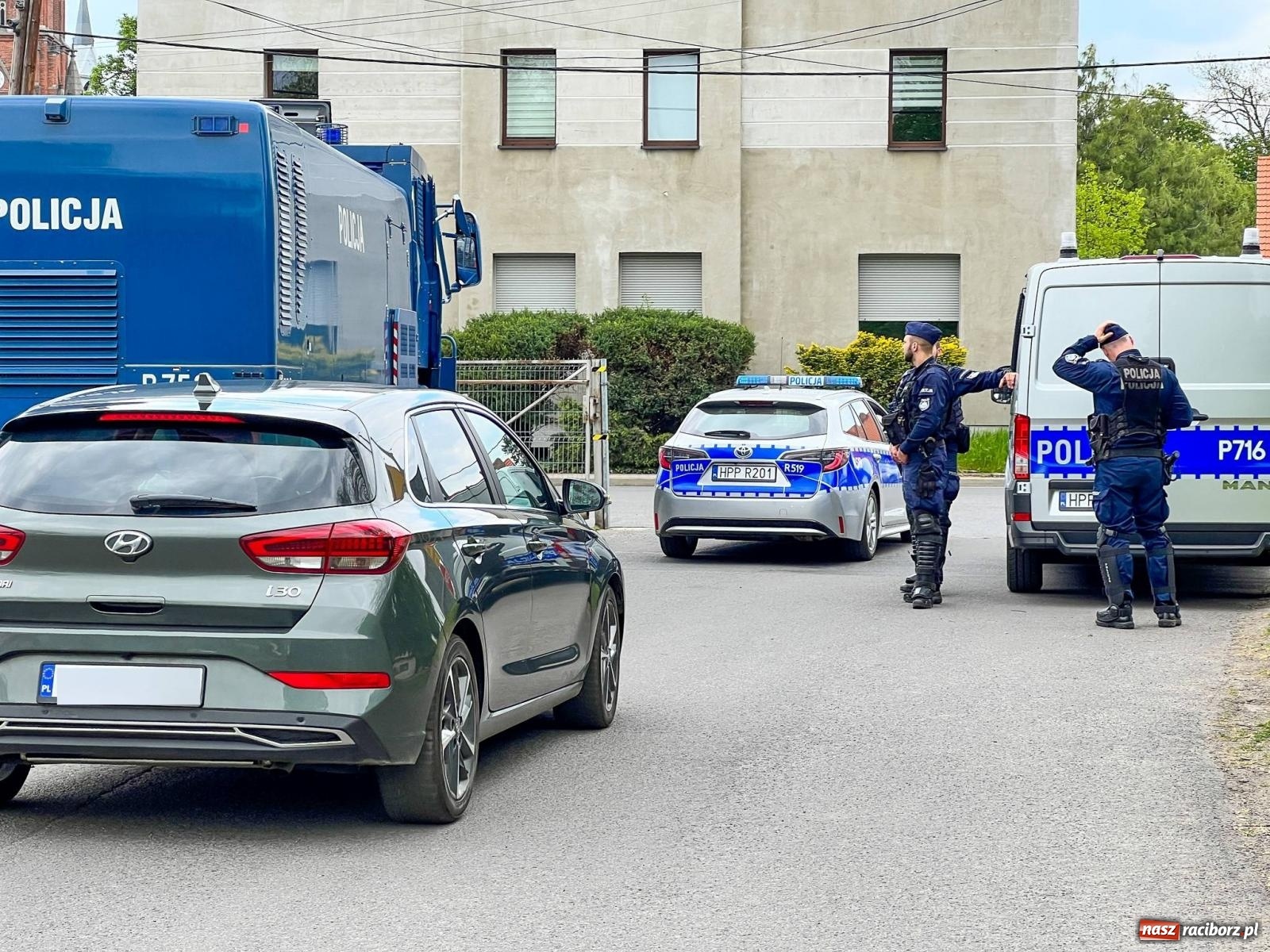 Zdjęcie w galerii na portalu naszraciborz.pl: Siły policyjne obstawiły raciborski stadion przy Zamkowej [FOTO] wiadomości z regionu