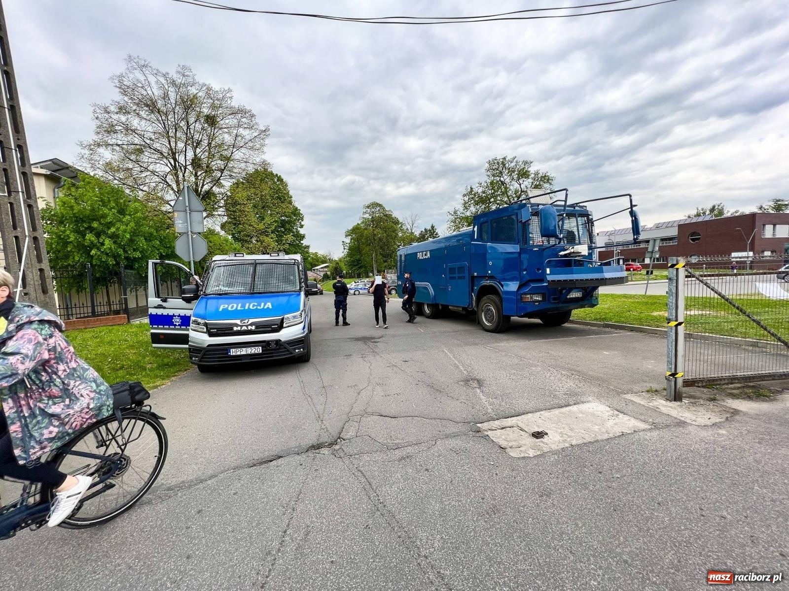 Zdjęcie w galerii na portalu naszraciborz.pl: Siły policyjne obstawiły raciborski stadion przy Zamkowej [FOTO] wiadomości z regionu