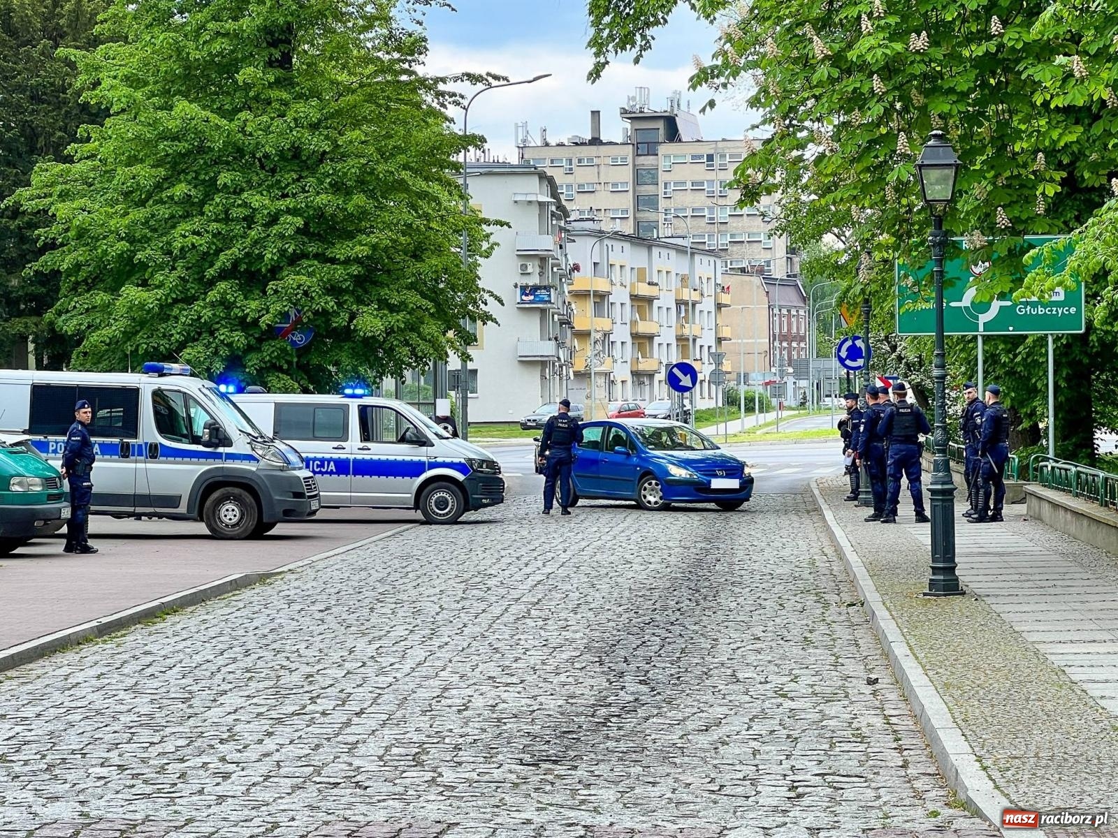 Zdjęcie w galerii na portalu naszraciborz.pl: Siły policyjne obstawiły raciborski stadion przy Zamkowej [FOTO] wiadomości z regionu
