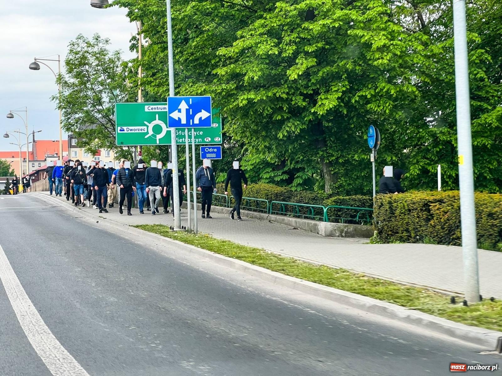 Zdjęcie w galerii na portalu naszraciborz.pl: Siły policyjne obstawiły raciborski stadion przy Zamkowej [FOTO] wiadomości z regionu