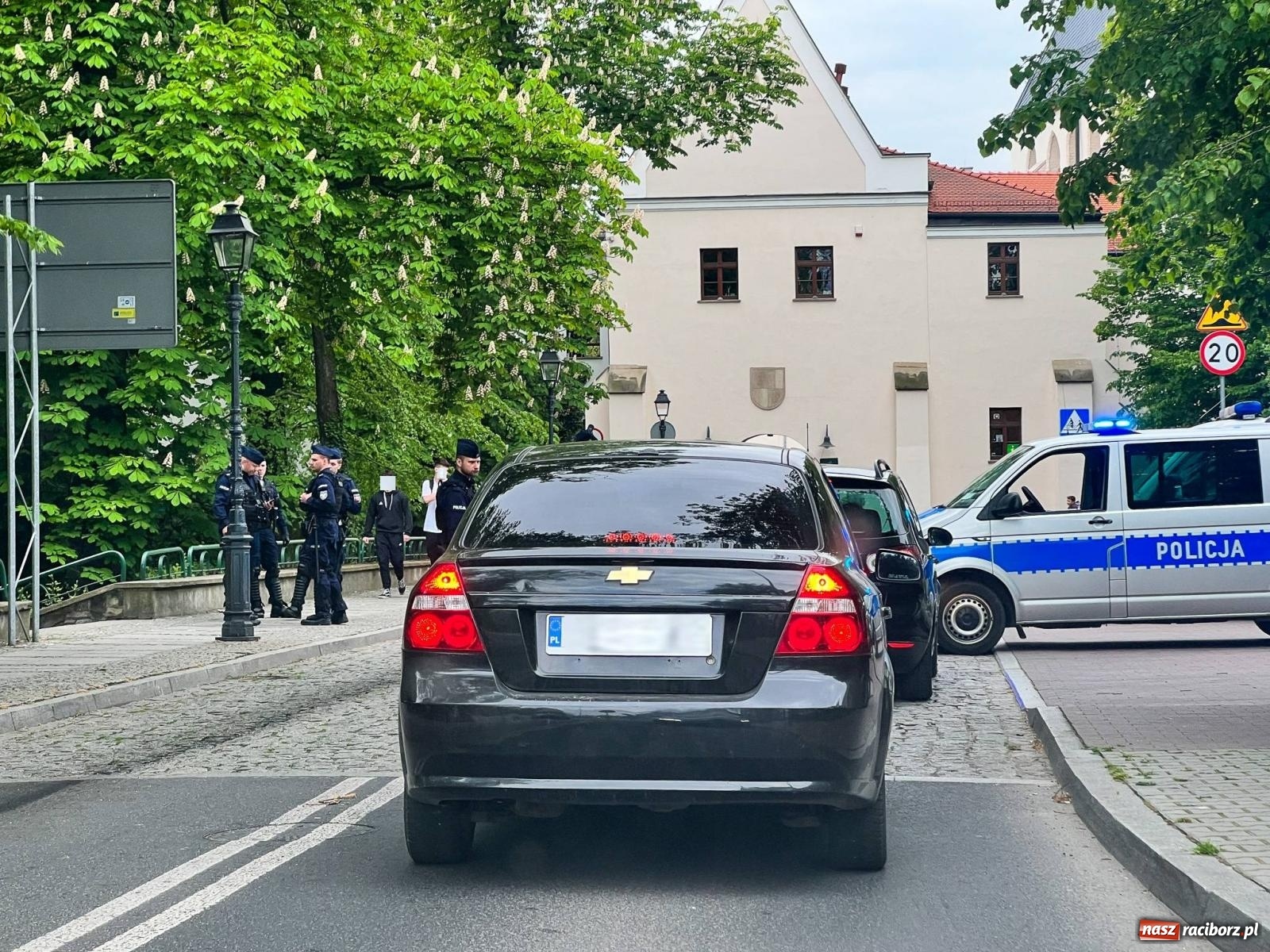 Zdjęcie w galerii na portalu naszraciborz.pl: Siły policyjne obstawiły raciborski stadion przy Zamkowej [FOTO] wiadomości z regionu