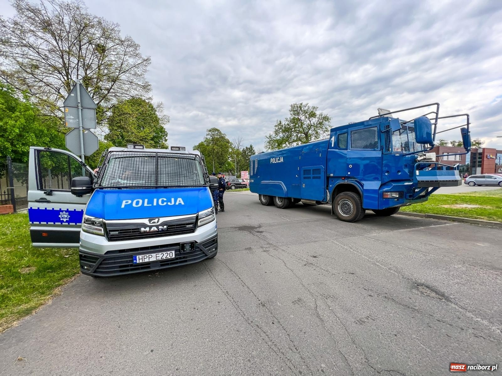 Zdjęcie w galerii na portalu naszraciborz.pl: Siły policyjne obstawiły raciborski stadion przy Zamkowej [FOTO] wiadomości z regionu