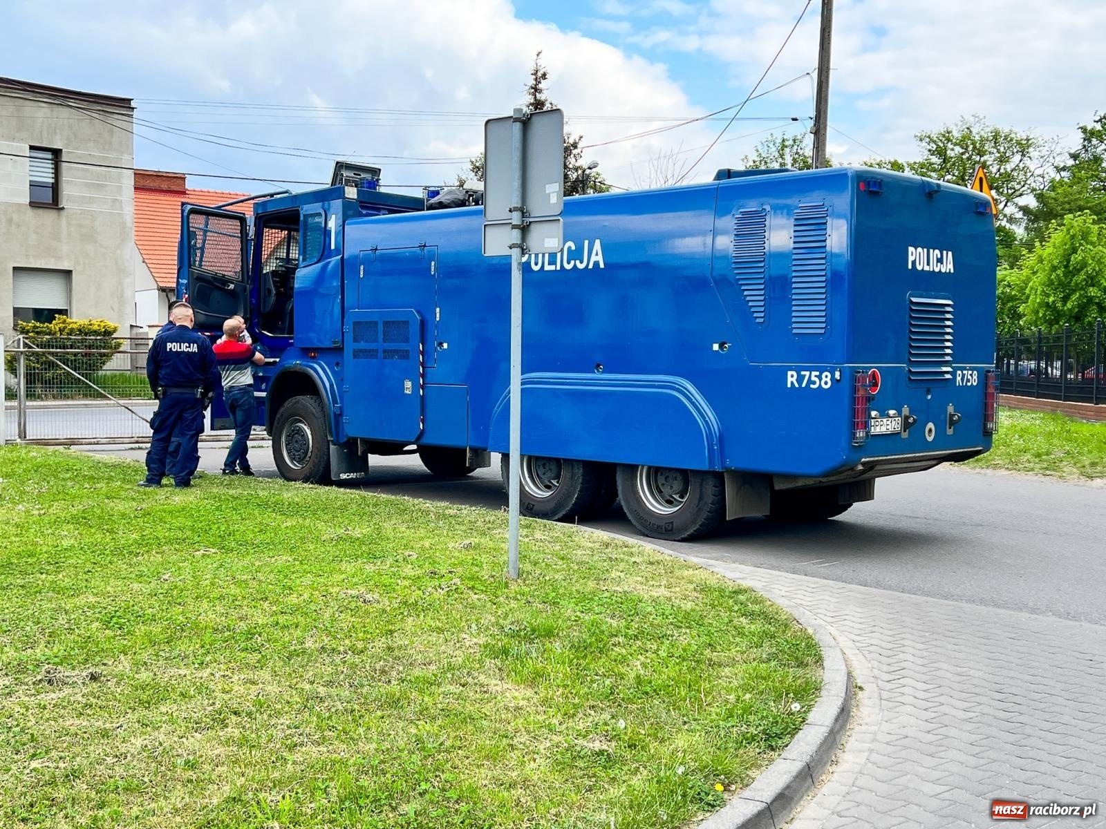 Zdjęcie w galerii na portalu naszraciborz.pl: Siły policyjne obstawiły raciborski stadion przy Zamkowej [FOTO] wiadomości z regionu