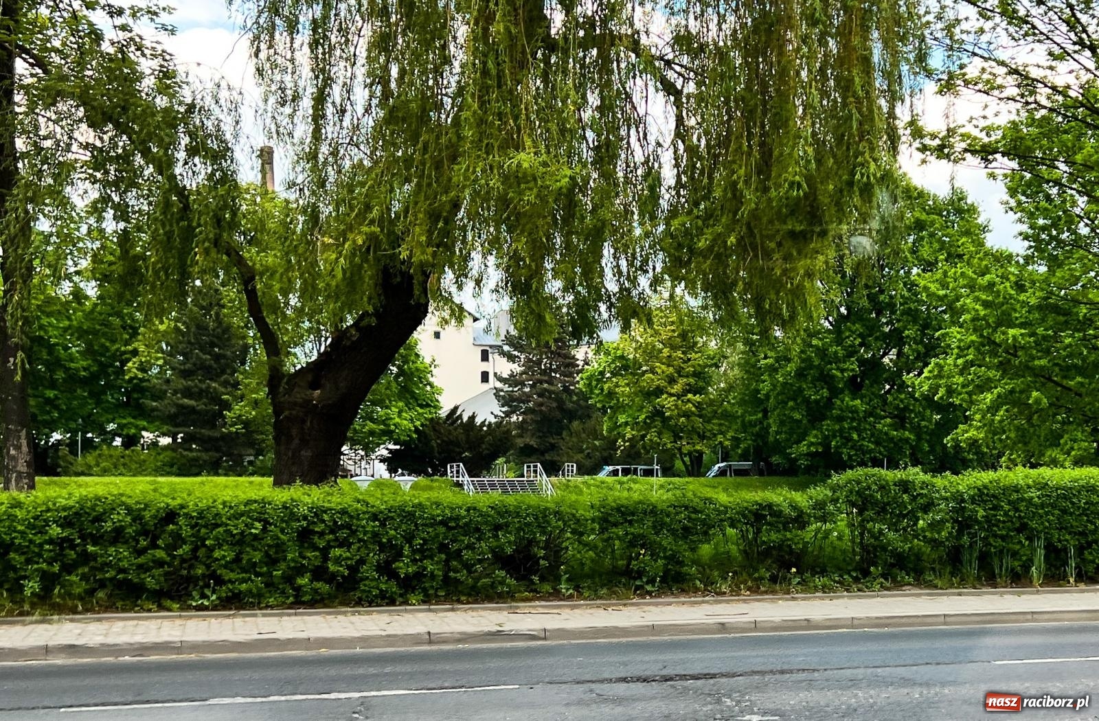 Zdjęcie w galerii na portalu naszraciborz.pl: Siły policyjne obstawiły raciborski stadion przy Zamkowej [FOTO] wiadomości z regionu