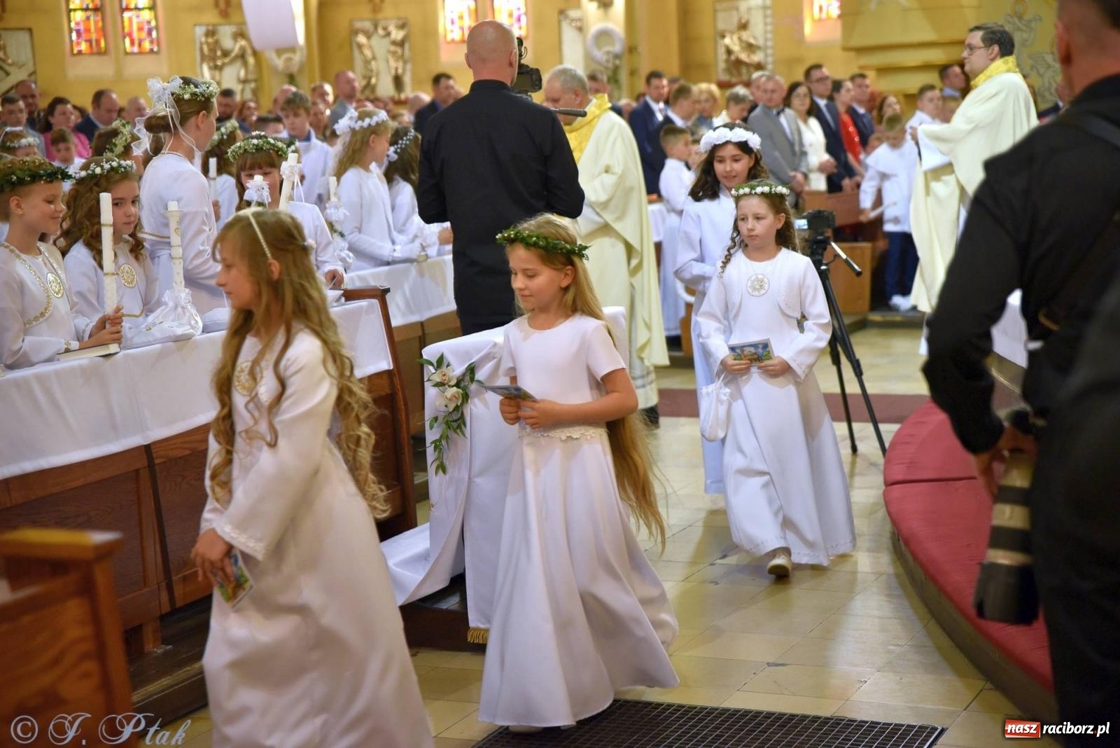 Zdjęcie w galerii na portalu naszraciborz.pl: Uroczystość I komunii świętej w kościele NSPJ [FOTO] wiadomości z regionu