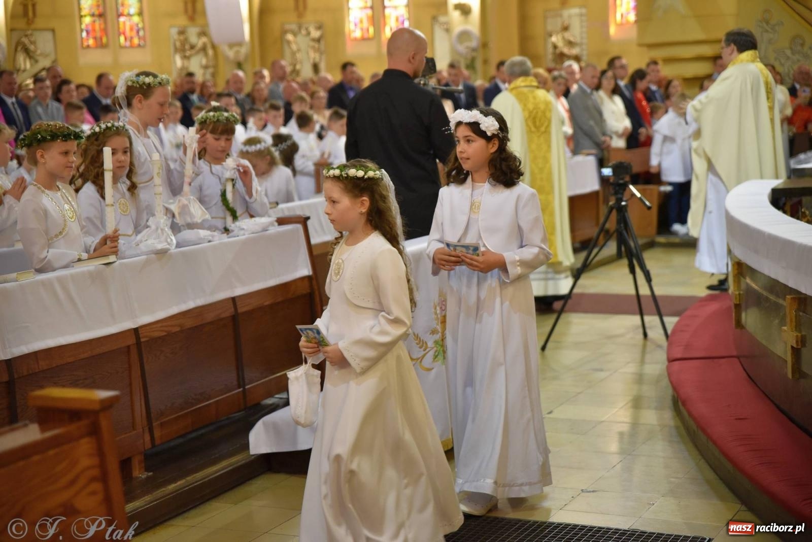 Zdjęcie w galerii na portalu naszraciborz.pl: Uroczystość I komunii świętej w kościele NSPJ [FOTO] wiadomości z regionu