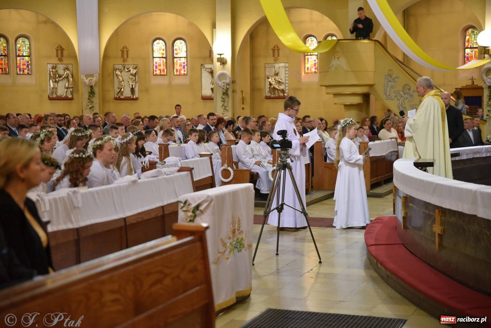 Zdjęcie w galerii na portalu naszraciborz.pl: Uroczystość I komunii świętej w kościele NSPJ [FOTO] wiadomości z regionu