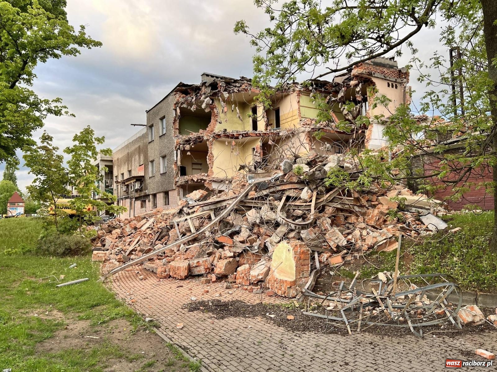 Zdjęcie w galerii na portalu naszraciborz.pl: Trwa wyburzanie skrzydła starego dworca wiadomości z regionu